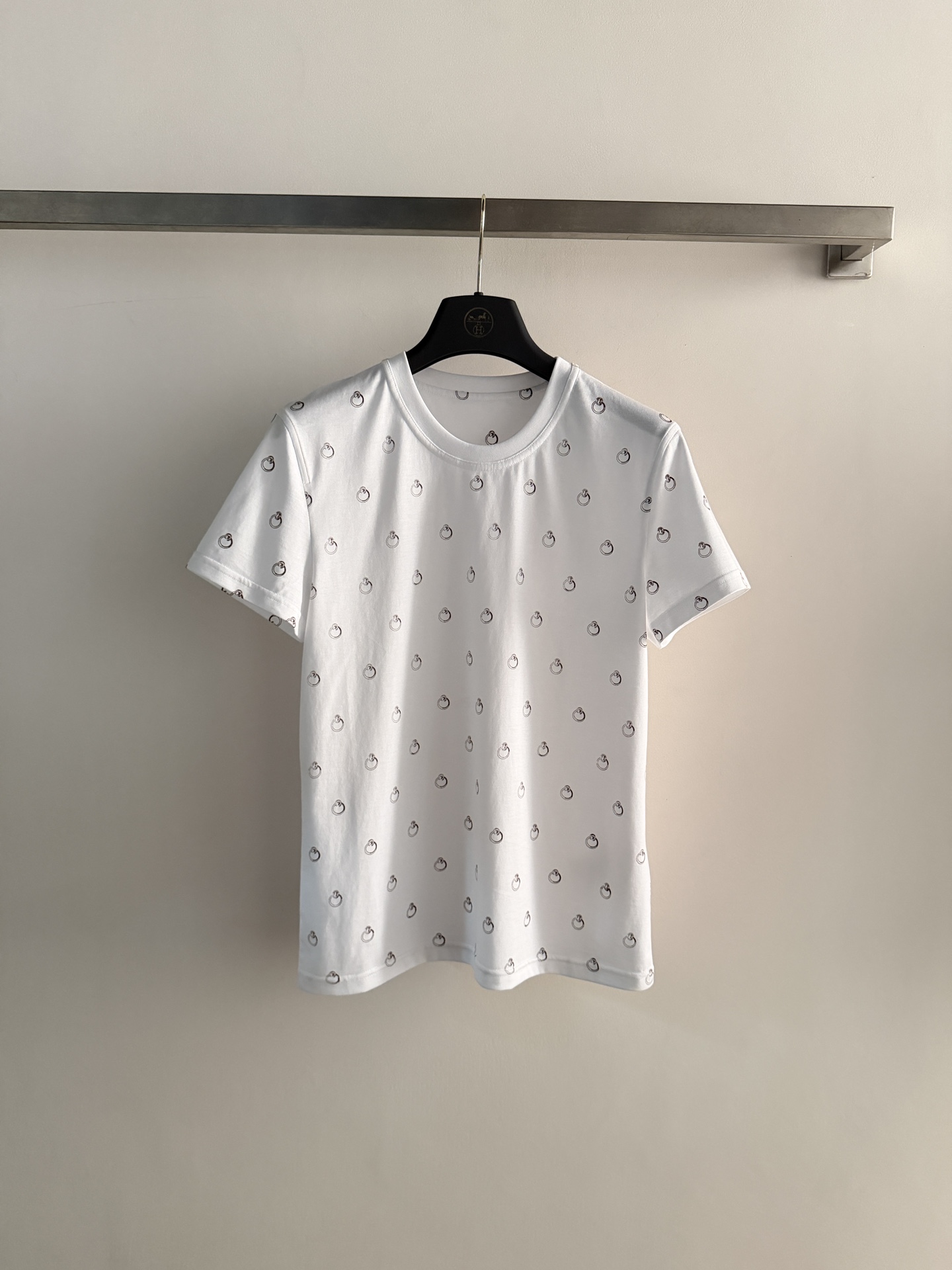 NO:801037,The HERME*26 spring and summer series ring-printed T-shirt is made of soft cotton fabric, comfortable and breathable to wear. The 'Anneau Finesse' ring pattern is fully printed, full of French retro feel, low-key and high-end. Simple and versatile, it can be easily used for commuting and leisure. Heavy printing + delicate wiring, durable and not easy to deform, suitable for all kinds of body shapes. Inspired by equestrian culture, elegant and practical, it is a must-have classic for the wardrobe!  SML-,,hermes,tees,t-shirt,19860909HERME*26春夏系列圆环满印T恤,采用柔软棉质面料,穿着舒适透气.满印“Anneau Finesse”圆环图案,法式复古感满满,低调又高级.简约百搭,通勤休闲都能轻松驾驭.重工印花+细腻走线,耐穿不易变形,适合各种身材.灵感源自马术文化,优雅实用,是衣橱必备经典款！SML-,,hermes,tees，t-shirt,,Women's clothing