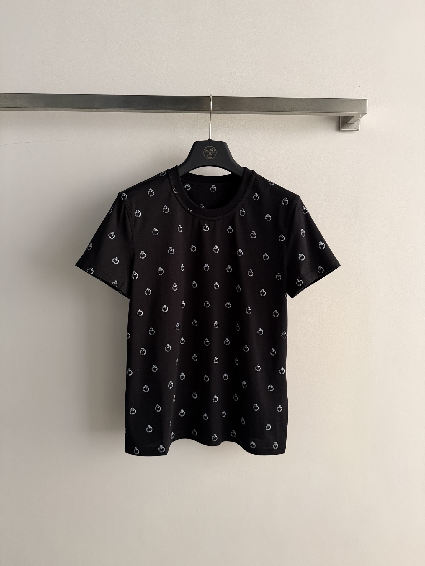 NO:801034,The HERME*26 spring and summer series ring-printed T-shirt is made of soft cotton fabric, comfortable and breathable to wear. The 'Anneau Finesse' ring pattern is fully printed, full of French retro feel, low-key and high-end. Simple and versatile, it can be easily used for commuting and leisure. Heavy printing + delicate wiring, durable and not easy to deform, suitable for all kinds of body shapes. Inspired by equestrian culture, elegant and practical, it is a must-have classic for the wardrobe!  SML,,hermes,tees,t-shirt,19860909HERME*26春夏系列圆环满印T恤,采用柔软棉质面料,穿着舒适透气.满印“Anneau Finesse”圆环图案,法式复古感满满,低调又高级.简约百搭,通勤休闲都能轻松驾驭.重工印花+细腻走线,耐穿不易变形,适合各种身材.灵感源自马术文化,优雅实用,是衣橱必备经典款！SML,,hermes,tees，t-shirt,,Women's clothing
