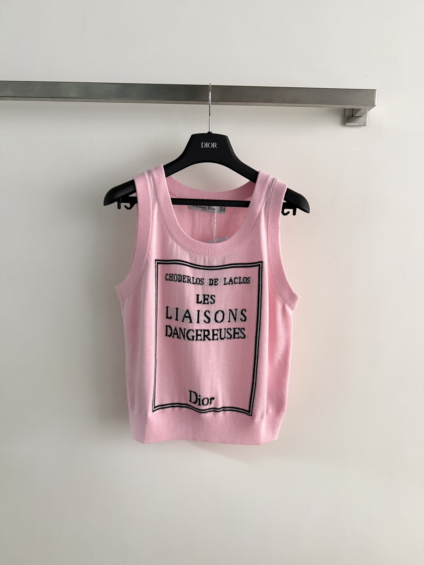 NO:801031,Dio*26SS new knitted vest is embellished with letters on the front frame of the chest. It is highly recognizable and has a simple and elegant style. It is comfortable and versatile for daily wear. Three colors SML,, dior,19860909Dio*26SS新款针织背心胸前方框字母点缀,辨识度很高版型简洁大方,日常舒适百搭好穿三色SML,,dior,,Women's clothing