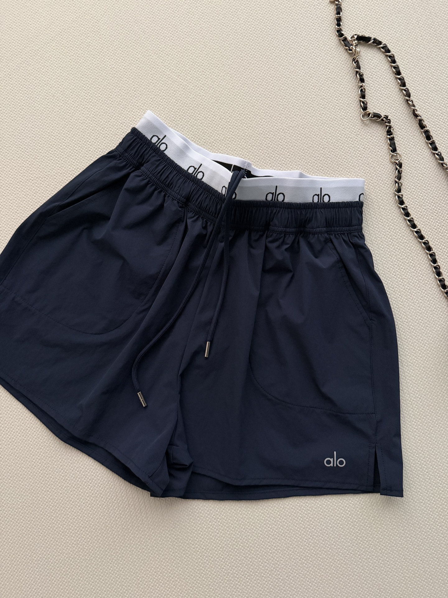NO:801025,alo26SS new shorts are made of custom-made waistband fabric, with a sense of texture, not easy to wrinkle, double waist inside, custom-woven and dyed. The waistband is perfectly presented, and the proportion of the entire body is also highlighted. If you have a fleshy belly, you can also wear the reflective alo logo on the side. It has a full sense of sport♀Super suitable for summer wear SML-,,shorts,19860909alo26SS新款短裤定制束干面料,自带肌理感,不易褶皱,内里双腰,定织定染 裤腰头完美呈现,整个身材比例也凸显到位,肚子有肉肉也可冲侧下面反光alo标 运动感全感满满♀超适合夏季穿着SML-,,shorts,,Women's clothing