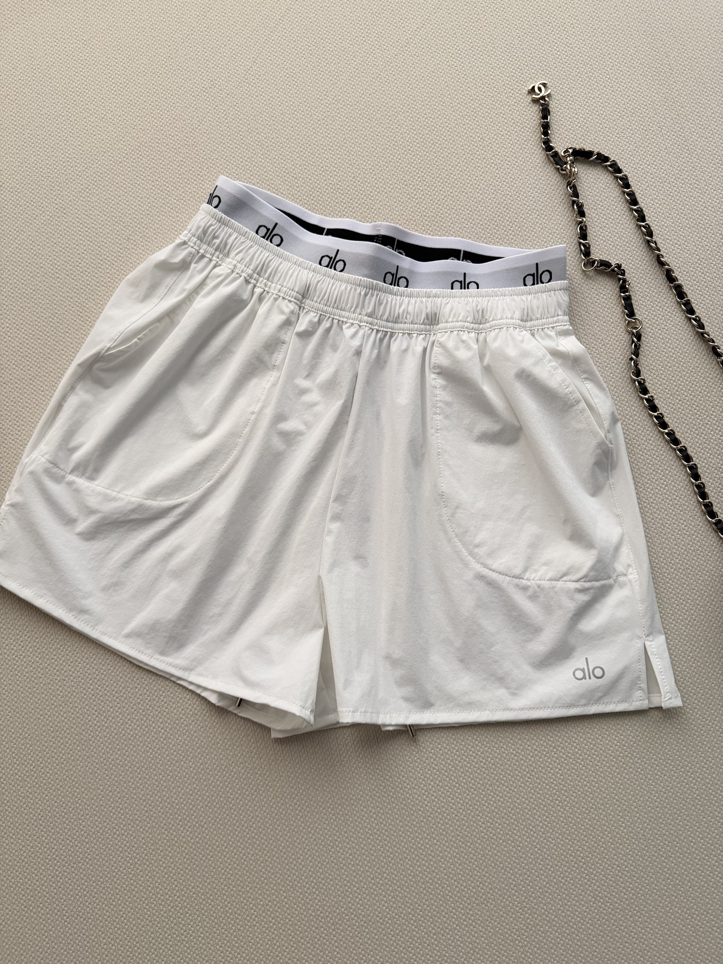 NO:801019,alo26SS new shorts are made of custom-fitted fabric, with texture, not easy to wrinkle, double waist inside, custom-woven and dyed. The waistband is perfectly presented, and the proportion of the entire body is also highlighted. If you have a fleshy belly, you can also wear the reflective alo logo on the side. It has a full sense of sport♀Super suitable for summer wear SML,,shorts,19860909alo26SS新款短裤定制束干面料,自带肌理感,不易褶皱,内里双腰,定织定染 裤腰头完美呈现,整个身材比例也凸显到位,肚子有肉肉也可冲侧下面反光alo标 运动感全感满满♀超适合夏季穿着SML,,shorts,,Women's clothing