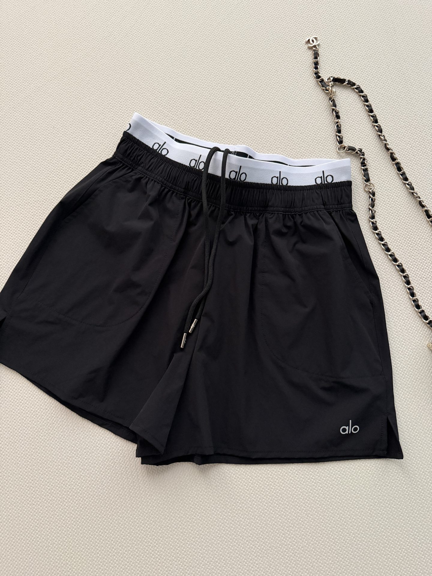 NO:801013,alo26SS new shorts are made of custom-made waistband fabric, with a sense of texture, not easy to wrinkle, double waist inside, custom-woven and dyed. The waistband is perfectly presented, and the proportion of the entire body is also highlighted. If you have a fleshy belly, you can also wear the reflective alo logo on the side. It has a full sense of sport♀Super suitable for summer wear SML-,,shorts,19860909alo26SS新款短裤定制束干面料,自带肌理感,不易褶皱,内里双腰,定织定染 裤腰头完美呈现,整个身材比例也凸显到位,肚子有肉肉也可冲侧下面反光alo标 运动感全感满满♀超适合夏季穿着SML-,,shorts,,Women's clothing