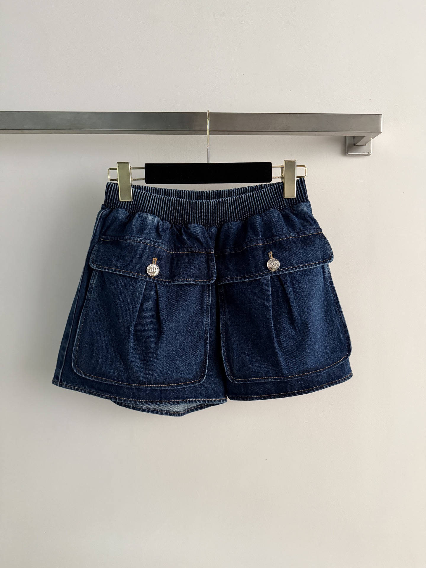 NO:801039,CHANE*26SS series of workwear denim shorts have a mid-high waist elastic design, which is comfortable and leggy, and is very friendly to small people ~ large pockets on both sides + metal buttons, practical and detailed, can be easily paired with a T-shirt or shirt for daily outings and vacations. Fashionable and versatile, it is a must-have item in the wardrobe SML-,,chanel,shorts,shirts,tees,t-shirt,19860909CHANE*26SS系列工装牛仔短裤中高腰松紧设计,舒适又显腿长,对小个子超友好～两侧大口袋+金属纽扣,实用又有细节感,日常出街、度假都能轻松搭配T恤或衬衫.时髦又百搭,是衣橱必备单品SML-,,chanel,shorts,shirts,tees，t-shirt,,Women's clothing