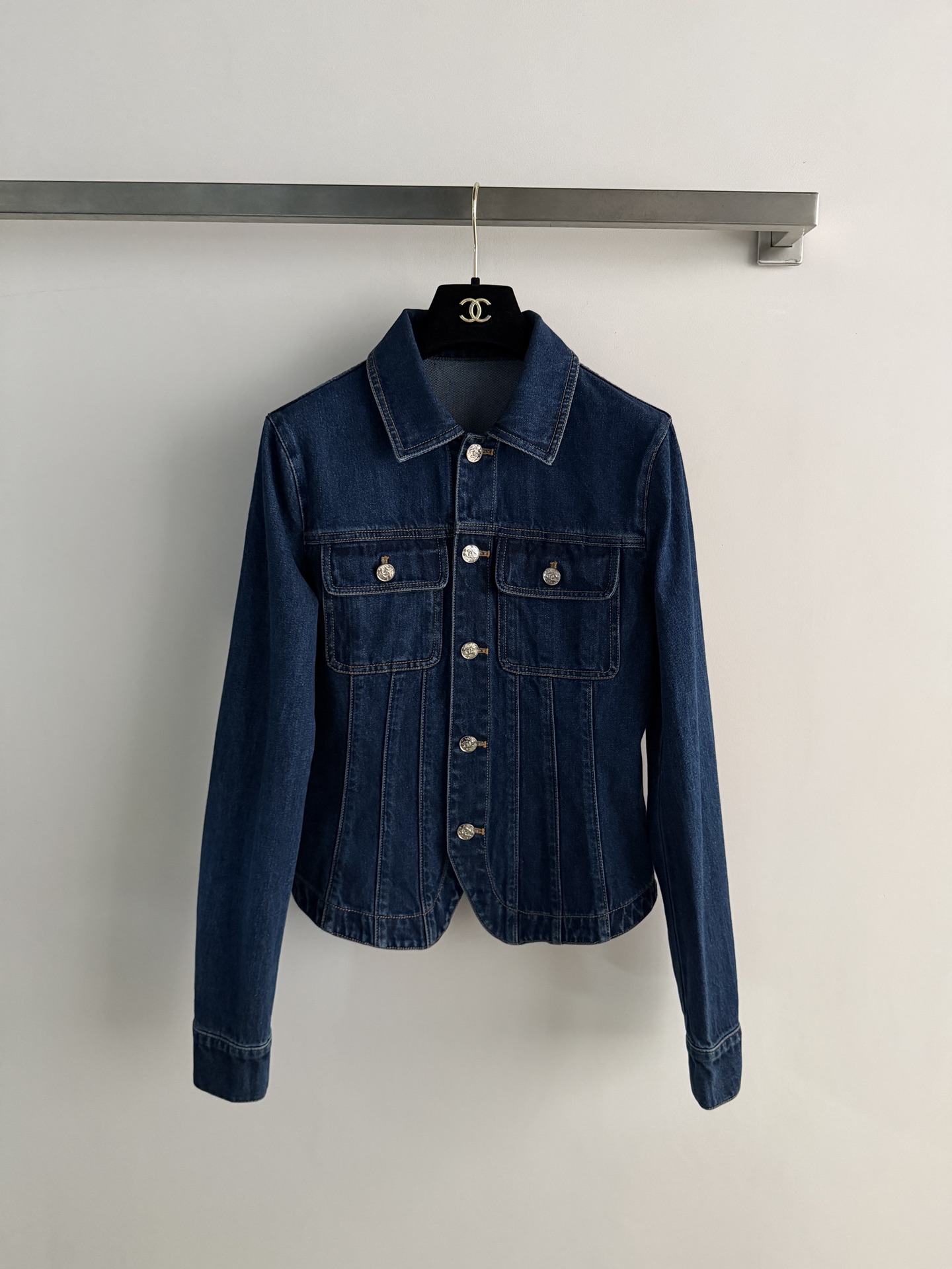NO:801036,CHANE*26SS new denim jacket, classic lapel + double pocket design, simple and textured. Washed fabric is soft and breathable.  The short waist design makes you look taller and slimmer, and can easily elongate your body proportions. The khaki color is versatile and can be easily worn for commuting, leisure, and retro styles.  It goes great with the series of denim shorts!  Exquisite tailoring and details.  It’s really hard to put it down.  It is a must-have classic item in your wardrobe SML-,,chanel,shorts,jackets & coats,19860909CHANE*26SS新款牛仔外套,经典翻领+双口袋设计,简约又有质感.洗水面料柔软透气．短款收腰设计,显高显瘦,轻松拉长身材比例.卡其色百搭,通勤、休闲、复古风都能轻松驾驭．搭配系列牛仔短裤很出彩！精致剪裁和细节．真的让人爱不释手．是衣橱必备经典单品SML-,,chanel,shorts,jackets & coats,,Women's clothing