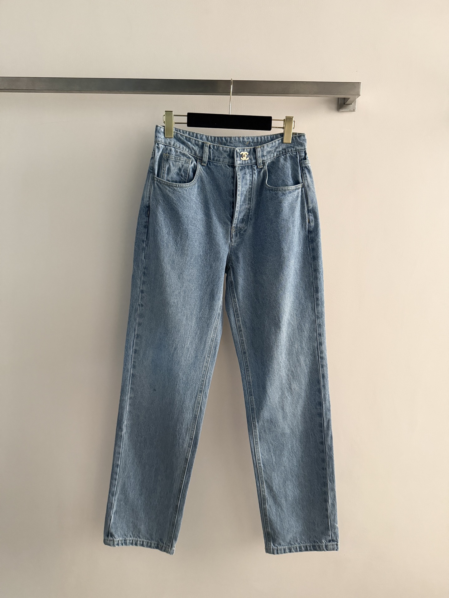 NO:801033,Chane*26SS new straight-leg jeans are versatile and basic. The double C embellishment on the back highlights the brand recognition. The multi-button decorative design is low-key and luxurious. It can be easily matched with monochrome SML-,,chanel,jeans, whether for commuting or leisure.19860909Chane*26SS新款直筒牛仔裤百搭基础版型不挑人 背后双C点缀,彰显品牌辨识度,多扣装饰设计低调奢华 无论通勤还是休闲都能轻松搭配单色SML-,,chanel,jeans,,Women's clothing