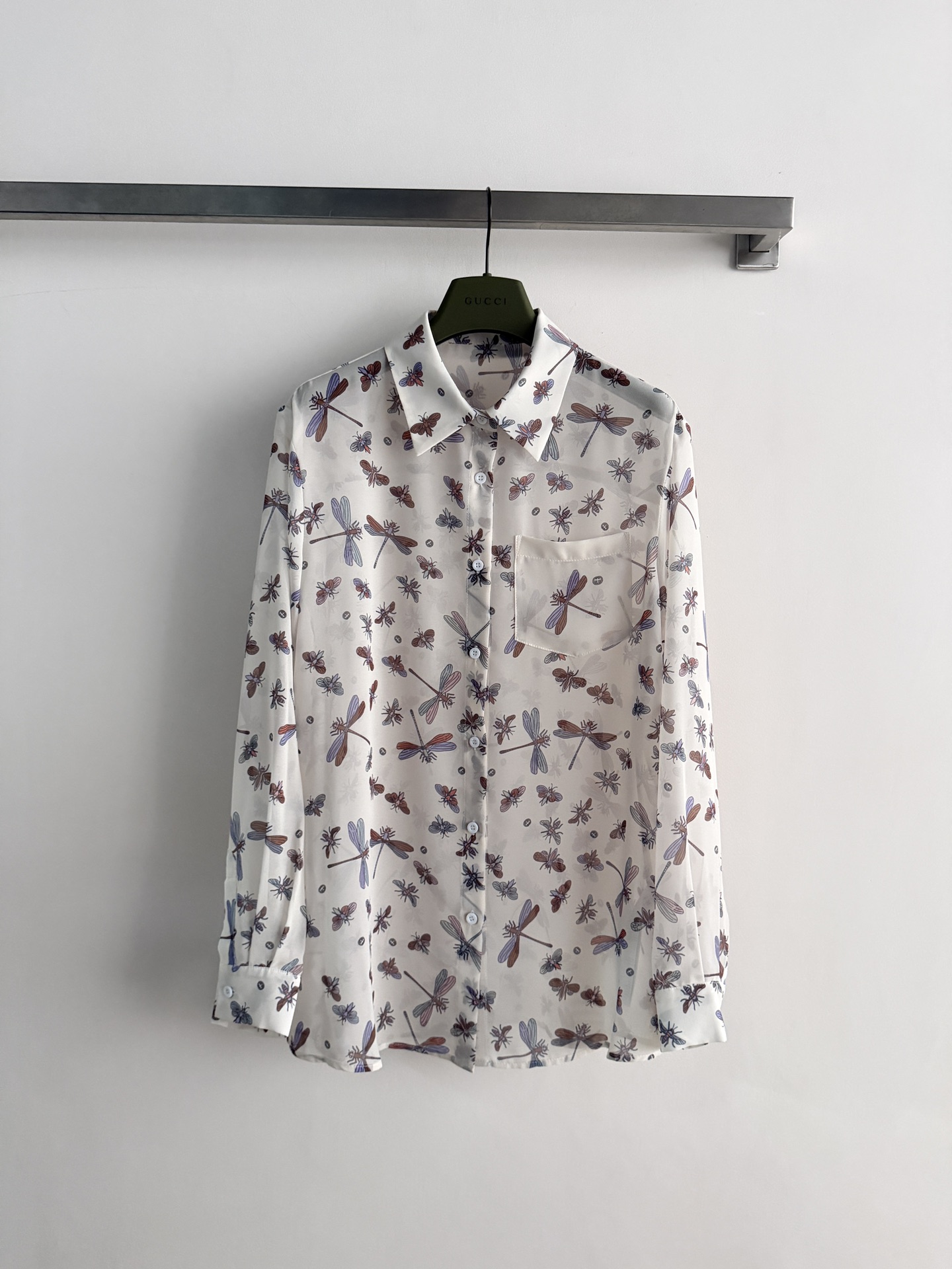 NO:801461,The new 26SS dragonfly print shirt has a vivid printed pattern and color scheme that looks great as sun protection in summer. The classic version is not unsightly and the upper body is super slim SML-,,19860909新款26SS蜻蜓印花衬衣栩栩如生的印花图案配色很夏天当防晒穿也好看,经典版型不挑人 上身超显瘦SML-,,,Women's clothing
