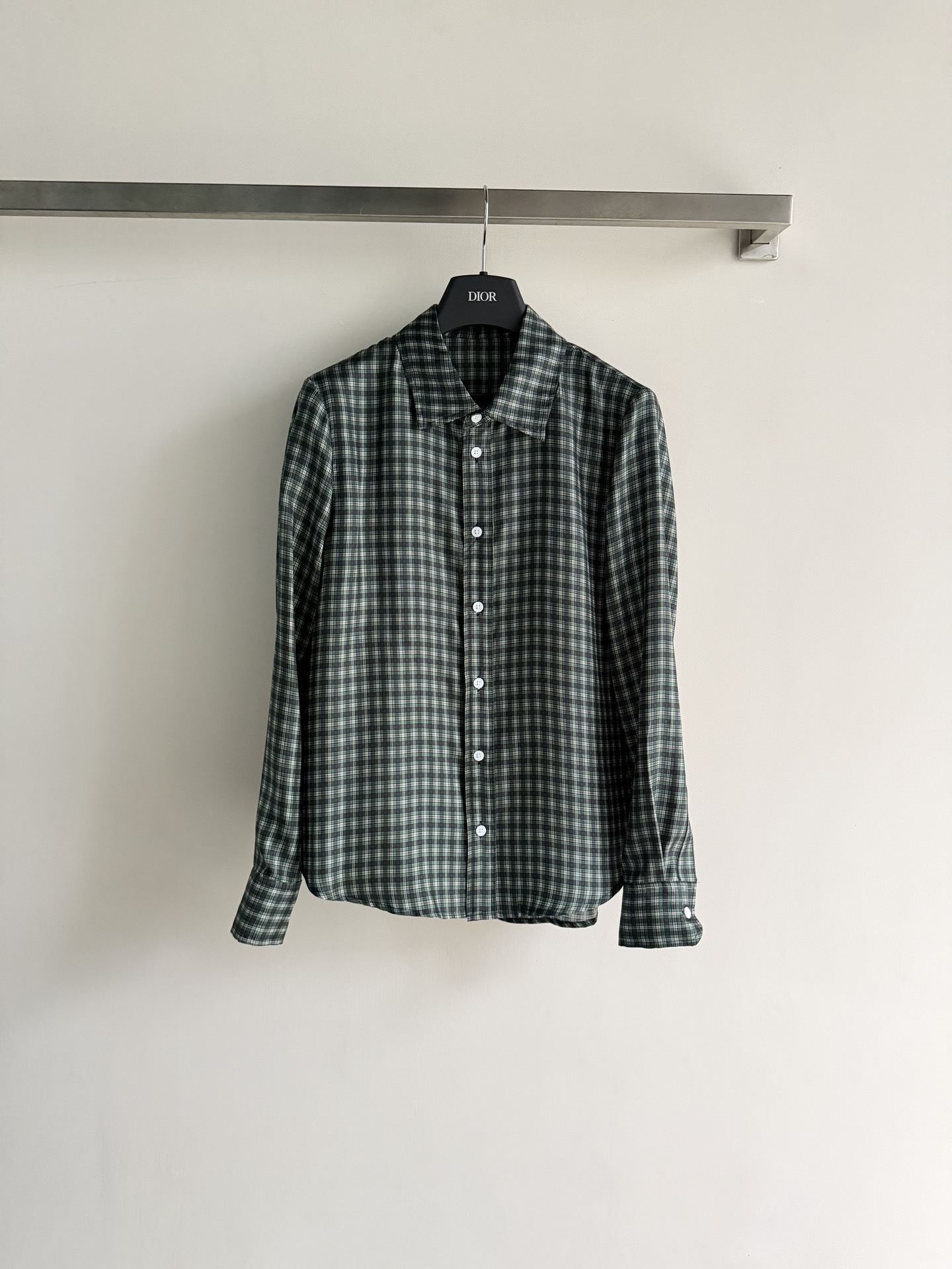 NO:801457,Dio*26SS new green plaid silk shirt is a high-end and stylish olive green retro fine plaid pattern. The slightly loose version is OK to wear alone or layered. There are two different styles of sweet and neutral handsome. It is generous, simple and stylish. SML-,, dior, real silk,19860909Dio*26SS新款绿格真丝衬衣高级又洋气的橄榄绿复古细格纹 微宽松版型单穿or叠穿都OK 甜美和中性帅气两种风格不同切换 ,大方简约有型SML-,,dior,real silk,,Women's clothing