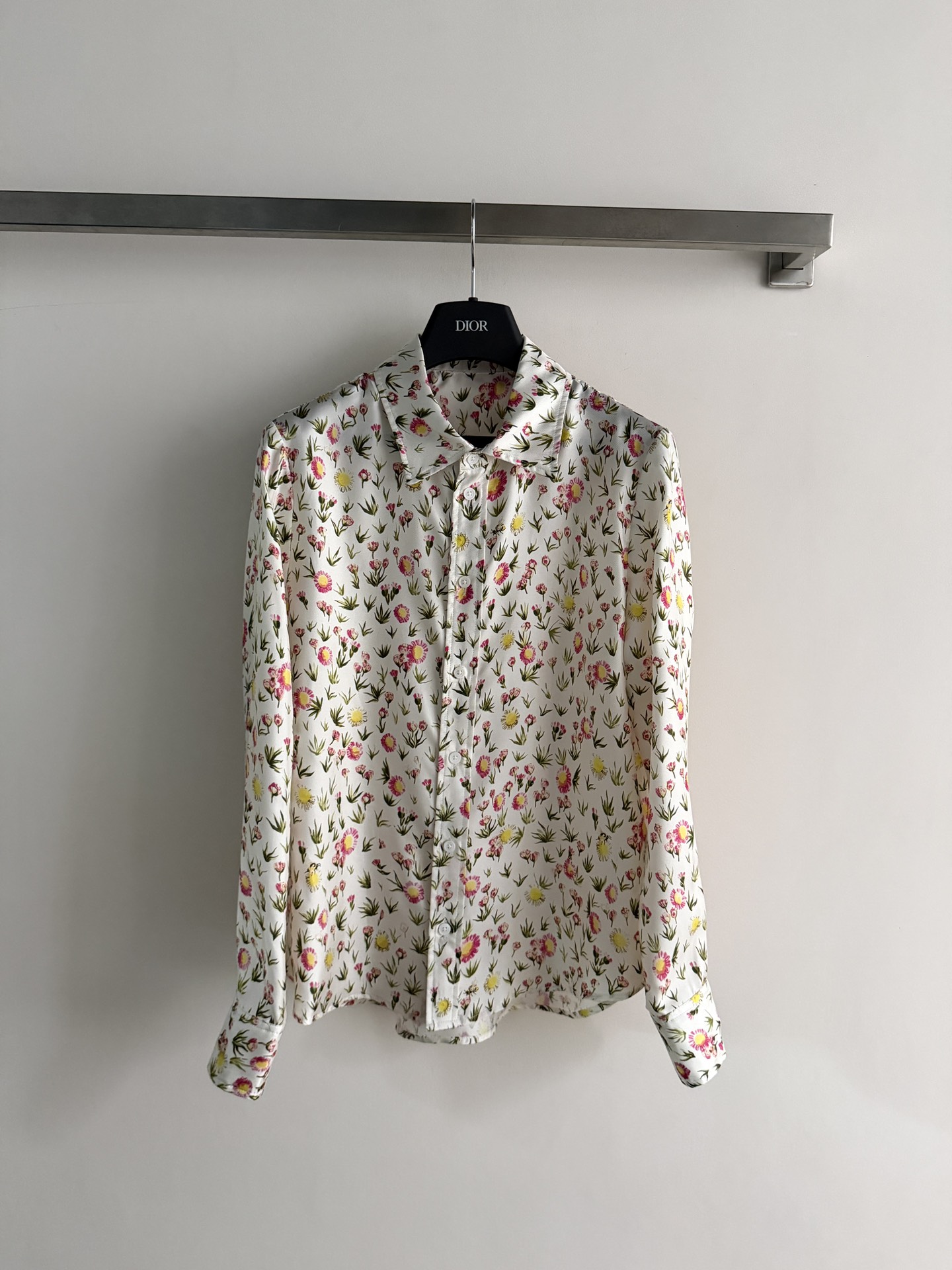 NO:801472,Dio*26 new spring and summer printed shirt silk fabric is light and smooth, super comfortable to wear!  The all-over floral pattern, full of pastoral style, soft colors, full of spring and summer atmosphere. The classic version is not picky and can be easily worn with jeans or skirts for daily life or vacation. It is elegant and casual, and you can easily get a sense of luxury!  SML-,,dior,skirts,jeans,shirts,real silk,19860909Dio*26春夏新款印花衬衫真丝面料轻盈柔滑,穿着超舒适！满版花卉图案,田园风满满,色彩柔和,春夏氛围感拉满.经典版型不挑人 日常或度假都能轻松驾驭搭配牛仔裤或半裙,优雅又休闲,轻松get高级感！SML-,,dior,skirts,jeans,shirts,real silk,,Women's clothing