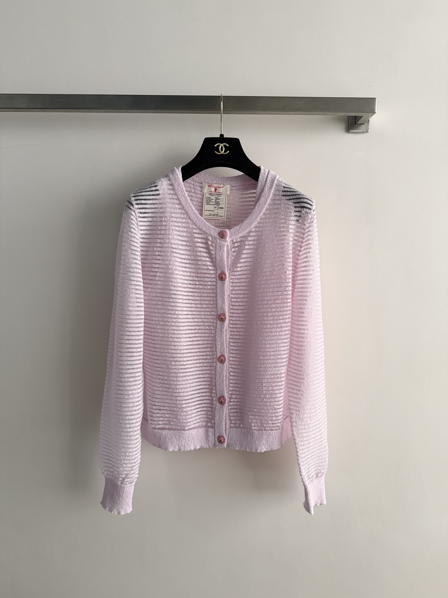 NO:801470,The new two-piece second-hand knitted cardigan set is made of soft and lightweight knitted fabric, with horizontal stripe texture and pink buttons. It has full details and a slightly loose version, which is fashionable and comfortable. It is perfect for spring and autumn!  It can be worn alone or layered to easily create a lazy atmosphere. SML- can be easily used in daily life or light luxury occasions.19860909新款中古针织开衫两件套采用柔软轻盈针织面料,横条纹理+粉色纽扣,细节满分微宽松版型时髦又舒适,春秋季节穿搭超合适！可单穿也能叠搭,轻松打造慵懒氛围感～日常或轻奢场合都能轻松驾驭SML-,,,Women's clothing