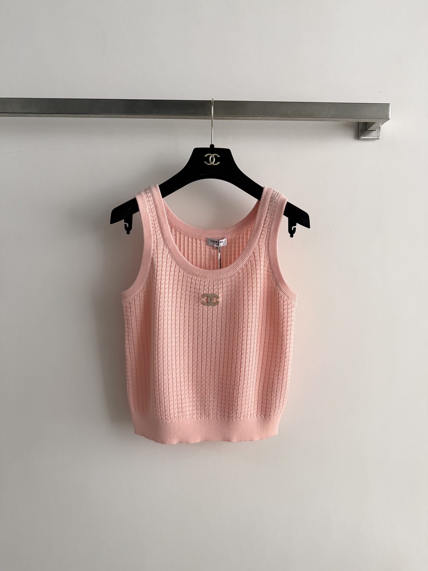 NO:801462,CHANE*26SS vest is made of blended soft fabrics. The U-neck design is simple and elegant. It is super comfortable to wear in spring and summer. The double C embellishment on the chest is highly recognizable. It is OK to wear alone or inside. It can be easily used for commuting and leisure. SML-,,chanel,19860909CHANE*26SS背心采用混纺柔软面料,U领设计简约大方,春夏穿超舒服胸前双C点缀辨识度超高单穿或内搭都很OK,通勤休闲都能轻松驾驭SML-,,chanel,,Women's clothing