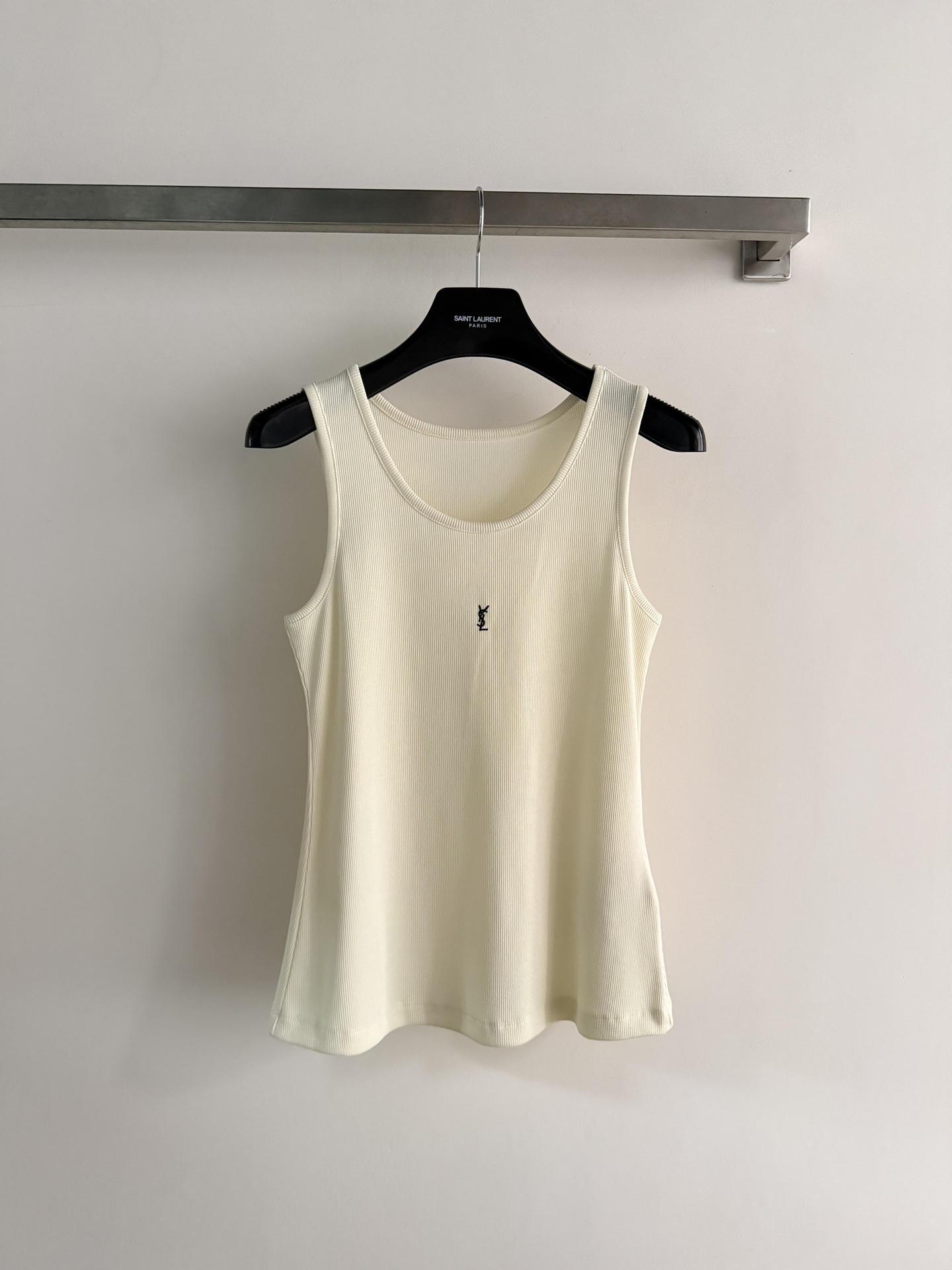 NO:801460,Sait Lauren*26 new spring and summer ribbed vest round neck design + three-dimensional logo embroidery, directly welding the sense of luxury to the body!  The ribbed knitted fabric has its own sense of longitudinal stretch, making even fat girls look like paper dolls in seconds!  The round neck design exposes the clavicle line, and paired with a clavicle chain, the sophistication is directly enhanced!  Low-key and elegant, you won’t feel stuffy when wearing it in spring and summer. SML-,,19860909Sait Lauren*26春夏新款罗纹背心圆领设计+立体logo刺绣,直接把高级感焊在身上！罗纹针织面料自带纵向拉伸感,微胖姐妹穿也秒变纸片人！圆领设计露出锁骨线,搭配一条锁骨链,精致度直接拉满！低调又贵气,春夏穿完全不会闷热SML-,,,Women's clothing