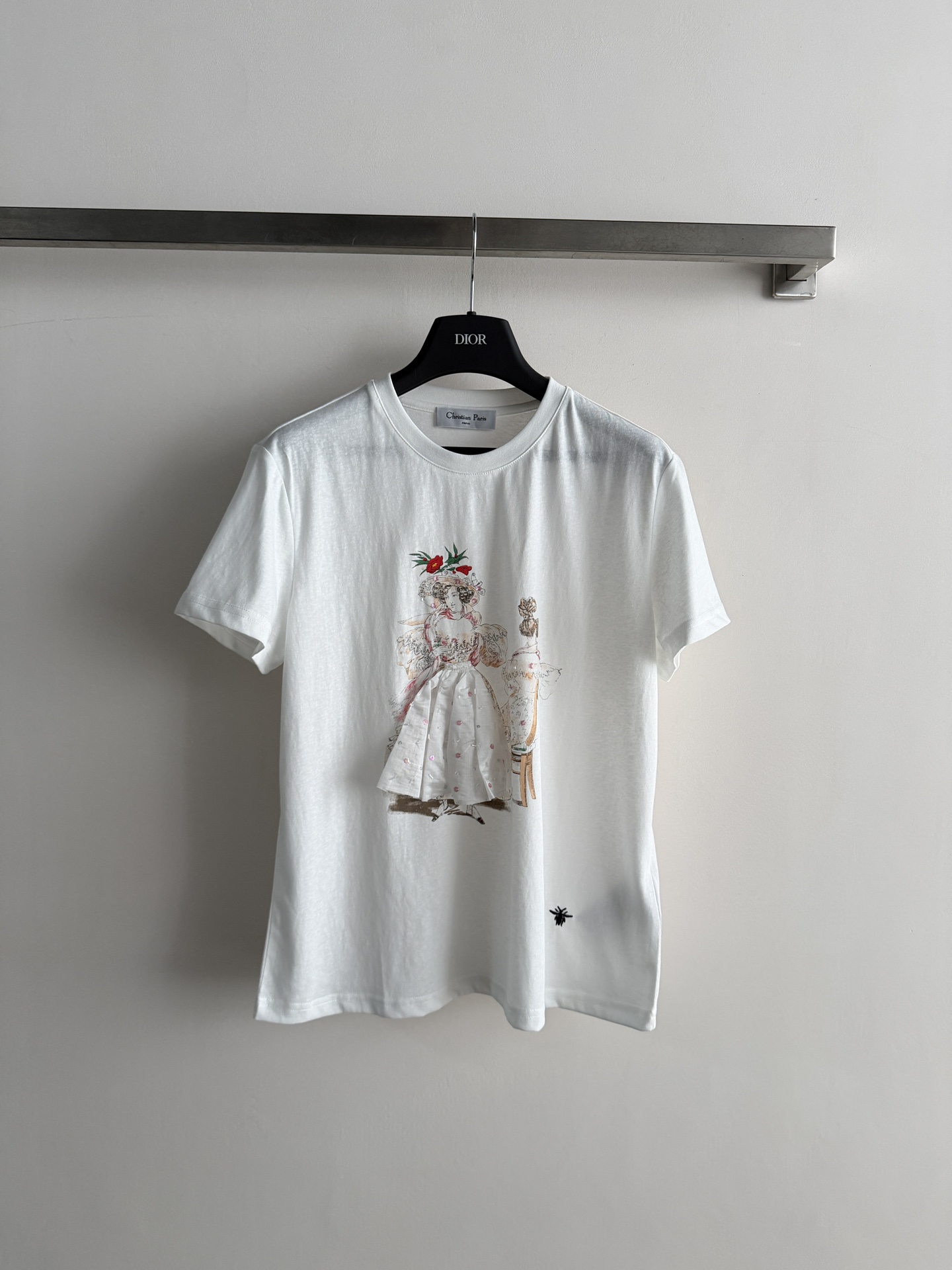 NO:801456,Dio*26SS portrait pattern printed T-shirt is fashionable and elegant with female pattern + beading elements, full of romantic atmosphere!  The fabric is breathable and comfortable, suitable for daily wear or casual wear. It looks great with jeans and skirts. The details are perfect, fashionable and practical, and it is easy to wear with a high-end feel~SML-,, dior, skirts, jeans, tees, t-shirt,19860909Dio*26SS人像图案印花T恤时尚优雅女性图案+钉珠元素,浪漫氛围拉满！面料透气舒适,日常穿搭或休闲都OK,随手搭牛仔裤、半裙都很出彩针.细节满分,时尚又实用,轻松穿出高级感~SML-,,dior,skirts,jeans,tees，t-shirt,,Women's clothing