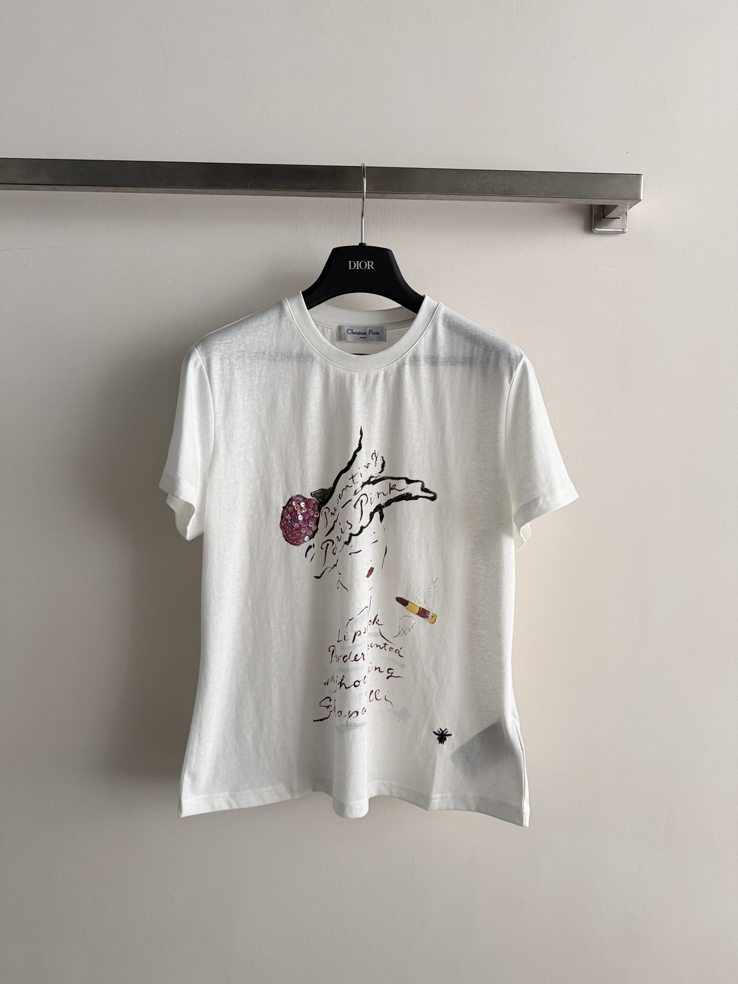 NO:801455,Dio*26SS hand-painted style white short-sleeved T-shirt is made of pure cotton material, breathable and comfortable, and super friendly for daily wear. The hand-painted style pattern on the front is pencil and abstract lines, which is full of artistic sense and regular fit, and can accommodate a variety of body types. It is OK to match with jeans or casual pants, and can easily create a casual style. The hand-painted elements make the T-shirt full of personality, which is perfect for you who like unique designs. SML-, dior, jeans, T-shirt, tees, t-shirt,19860909Dio*26SS手绘风白色短袖T恤采用纯棉材质,透气舒适,日常穿着超友好.正面手绘风图案 铅笔和抽象线条,艺术感满满常规版型,包容多种身材,搭配牛仔裤或休闲裤都很OK,轻松打造随性风格.手绘元素让T恤个性十足,超适合喜欢独特设计的你SML-,,dior,jeans,T-shirt,tees，t-shirt,,Women's clothing