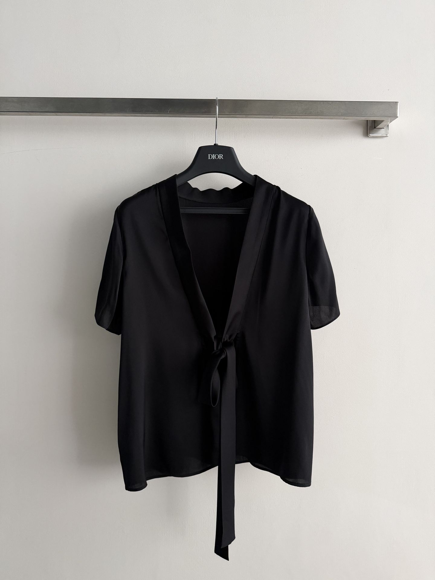 NO:801446,Dio*26SS new top is made of soft silk fabric, which fits your body shape and shows your temperament!  Semi-high neck or round neck, large V-neck tie design at the back, can be worn in both directions, elegant and versatile, can be easily worn in commuting and formal occasions. Paired with a black skirt, high heels, and exquisite accessories, you can easily get a smart and elegant style, which can be used in the workplace or events. SML-,, dior, high heels, skirts, real silk,19860909Dio*26SS新款上衣真丝柔软面料,贴合身形超显气质！半高领or圆领,后面大V领系带设计两面穿都可以,优雅又百搭,通勤、正式场合都能轻松驾驭搭配黑色半身裙、高跟鞋,配精致配饰,轻松get干练优雅风,职场or活动都很出彩SML-,,dior,high heels,skirts,real silk,,Women's clothing