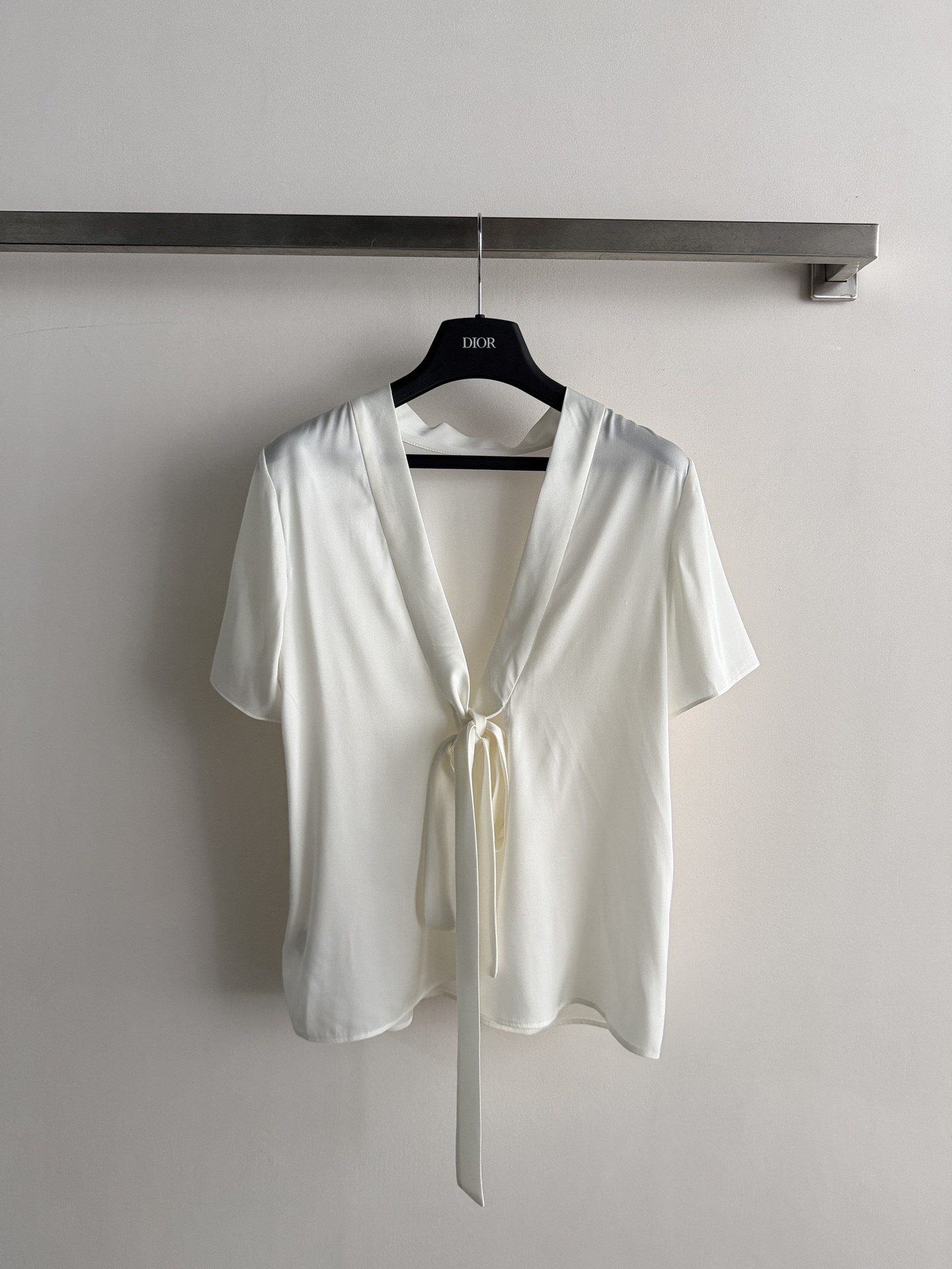 NO:801449,Dio*26SS new top is made of soft silk fabric, which fits your body shape and shows your temperament!  Half-high neck or round neck, large V-neck tie design at the back, can be worn in both directions, elegant and versatile, can be easily worn in commuting and formal occasions. Paired with a black skirt, high heels, and exquisite accessories, you can easily get a smart and elegant style. It is great in the workplace or events. SML, dior, high heels, skirts, real silk,19860909Dio*26SS新款上衣真丝柔软面料,贴合身形超显气质！半高领or圆领,后面大V领系带设计两面穿都可以,优雅又百搭,通勤、正式场合都能轻松驾驭搭配黑色半身裙、高跟鞋,配精致配饰,轻松get干练优雅风,职场or活动都很出彩SML,,dior,high heels,skirts,real silk,,Women's clothing