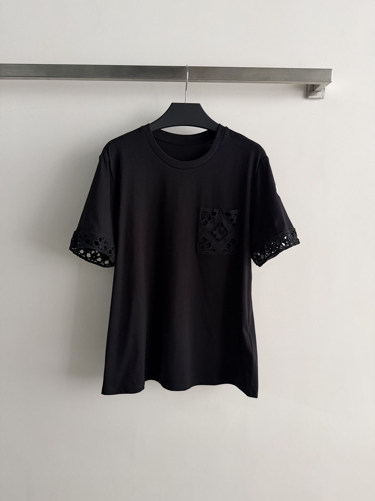 NO:801440,Moncle*26 spring and summer series short-sleeved T-shirts are loose-fitting, comfortable and breathable, perfect for spring and summer!  The hollow lace design on the cuffs and pockets adds a sense of sophistication. The off-white color is gentle and versatile, while the black color is simple and elegant, making it easy to handle commuting, dating, and leisure. The brand embroidered badge on the left cuff is highly recognizable, fashionable and practical, and can be easily matched with a denim skirt or casual pants, and you can easily get the atmosphere!  SML-,,skirts,T-shirt,tees,t-shirt,19860909Moncle*26春夏系列短袖T恤宽松版型舒适透气,春夏穿超合适！袖口和口袋的镂空蕾丝设计,精致感拉满.米白色温柔百搭,黑色简约大气,通勤、约会、休闲都能轻松驾驭.左侧袖口品牌刺绣徽章,辨识度超高,时尚实用,轻松搭配牛仔裙或休闲裤,氛围感轻松get！SML-,,skirts,T-shirt,tees，t-shirt,,Women's clothing