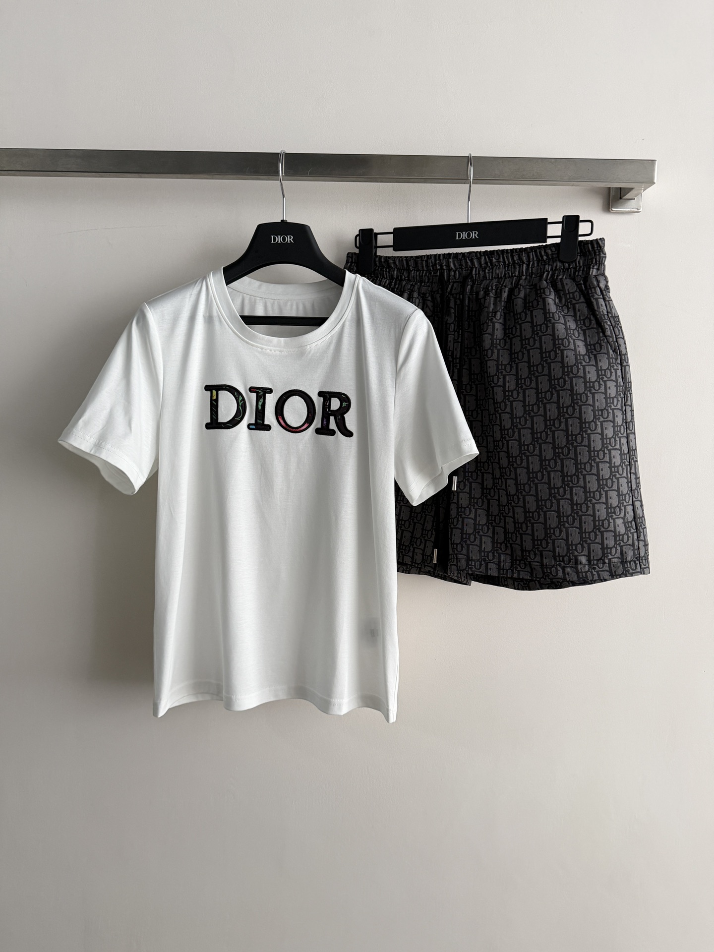 NO:801434,Dio*'s new casual suit is made of light and soft cotton fabric. The letters on the chest of the ultra-comfortable T-shirt highlight the brand's tone. The drawstring of the presbyopic pants can be adjusted freely, and the details are perfect for brand recognition. It can be easily controlled in daily casual wear, and it is refreshing and fashionable to wear in summer, easily creating a simple and high-end sense!  SML-,,dior,tees,t-shirt,19860909Dio*新款休闲套装采用轻盈柔软棉质面料,穿着超舒适T恤胸前字母彰显品牌调性 老花裤子抽绳可自由调节大小,细节满分品牌辨识度超高.日常休闲都能轻松驾驭,夏天穿清爽又时髦,轻松打造简约高级感！SML-,,dior,tees，t-shirt,,Women's clothing