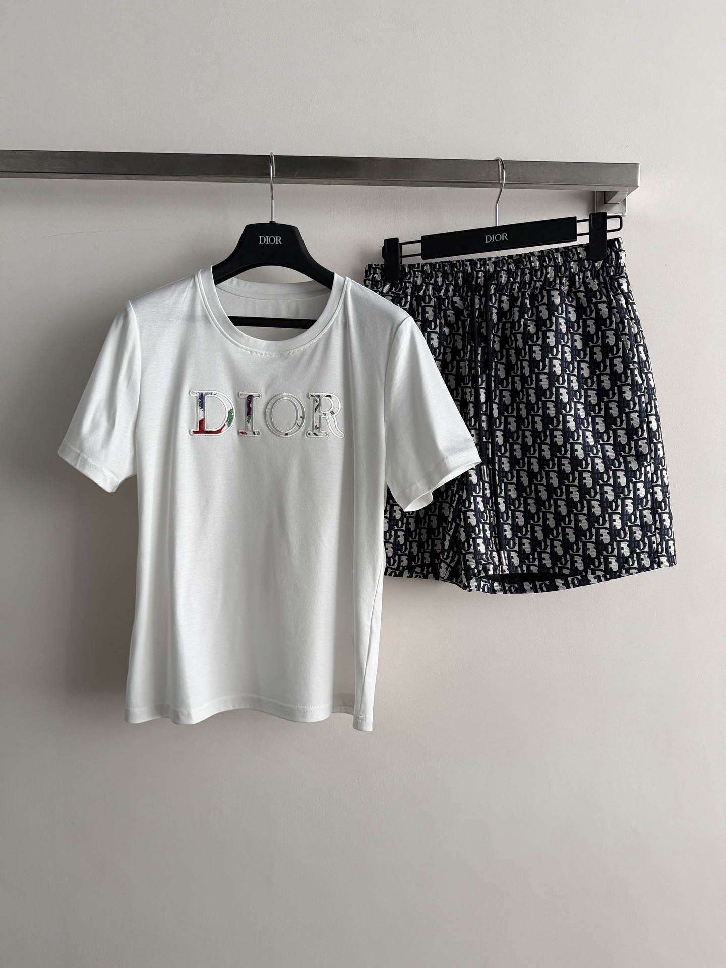 NO:801428,Dio*'s new casual suit is made of light and soft cotton fabric. The letters on the chest of the ultra-comfortable T-shirt highlight the brand's tone. The drawstring of the presbyopic pants can be adjusted freely, and the details are perfect for brand recognition. It can be easily controlled in daily casual wear, and it is refreshing and fashionable to wear in summer, easily creating a simple and high-end sense!  SML-,,dior,tees,t-shirt,19860909Dio*新款休闲套装采用轻盈柔软棉质面料,穿着超舒适T恤胸前字母彰显品牌调性 老花裤子抽绳可自由调节大小,细节满分品牌辨识度超高.日常休闲都能轻松驾驭,夏天穿清爽又时髦,轻松打造简约高级感！SML-,,dior,tees，t-shirt,,Women's clothing