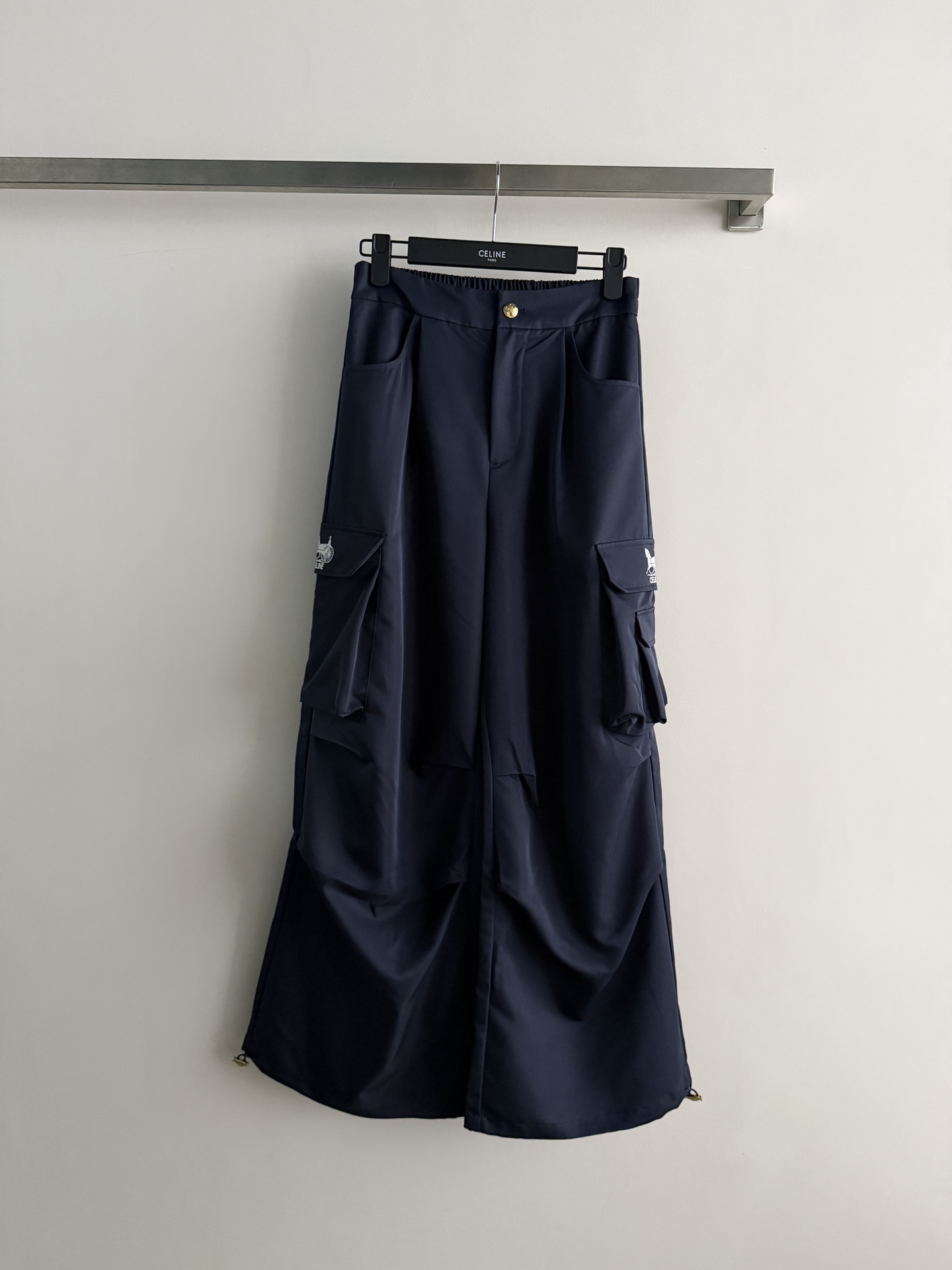 NO:801451,CELIN*'s new overalls are made of unique fabrics that are light and breathable. There is no sense of restraint on the upper body. The elastic design on the waist can be adjusted at will. The fit is so good that it has wide legs, making it easier and more comfortable to wear. It looks slimmer. The unique handsomeness of overalls looks cool no matter how you wear it. SML-,,celine,19860909CELIN*新款工装裤独特的面料轻薄透气 上身没有束缚感腰围松紧设计可以随意调节 版型好到爆阔腿穿着更轻松自在巨显瘦,工装裤独有的帅气怎么搭都酷酷哒出片SML-,,celine,,Women's clothing