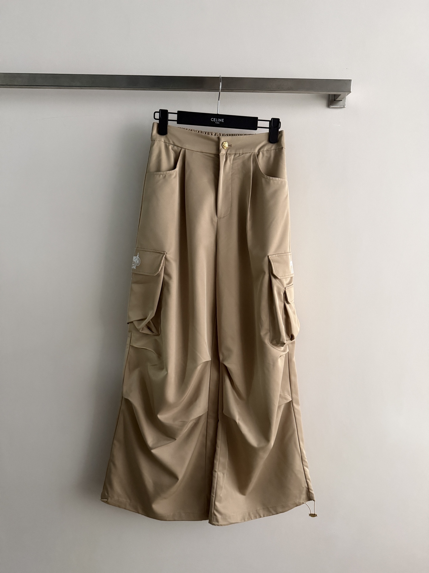 NO:801445,CELIN*'s new overalls are made of unique fabrics that are light and breathable. There is no sense of restraint on the upper body. The elastic design on the waist can be adjusted at will. The fit is so good that it has wide legs, making it easier and more comfortable to wear. It looks slimmer. The unique handsomeness of overalls looks cool no matter how you wear it. SML-,,celine,19860909CELIN*新款工装裤独特的面料轻薄透气 上身没有束缚感腰围松紧设计可以随意调节 版型好到爆阔腿穿着更轻松自在巨显瘦,工装裤独有的帅气怎么搭都酷酷哒出片SML-,,celine,,Women's clothing