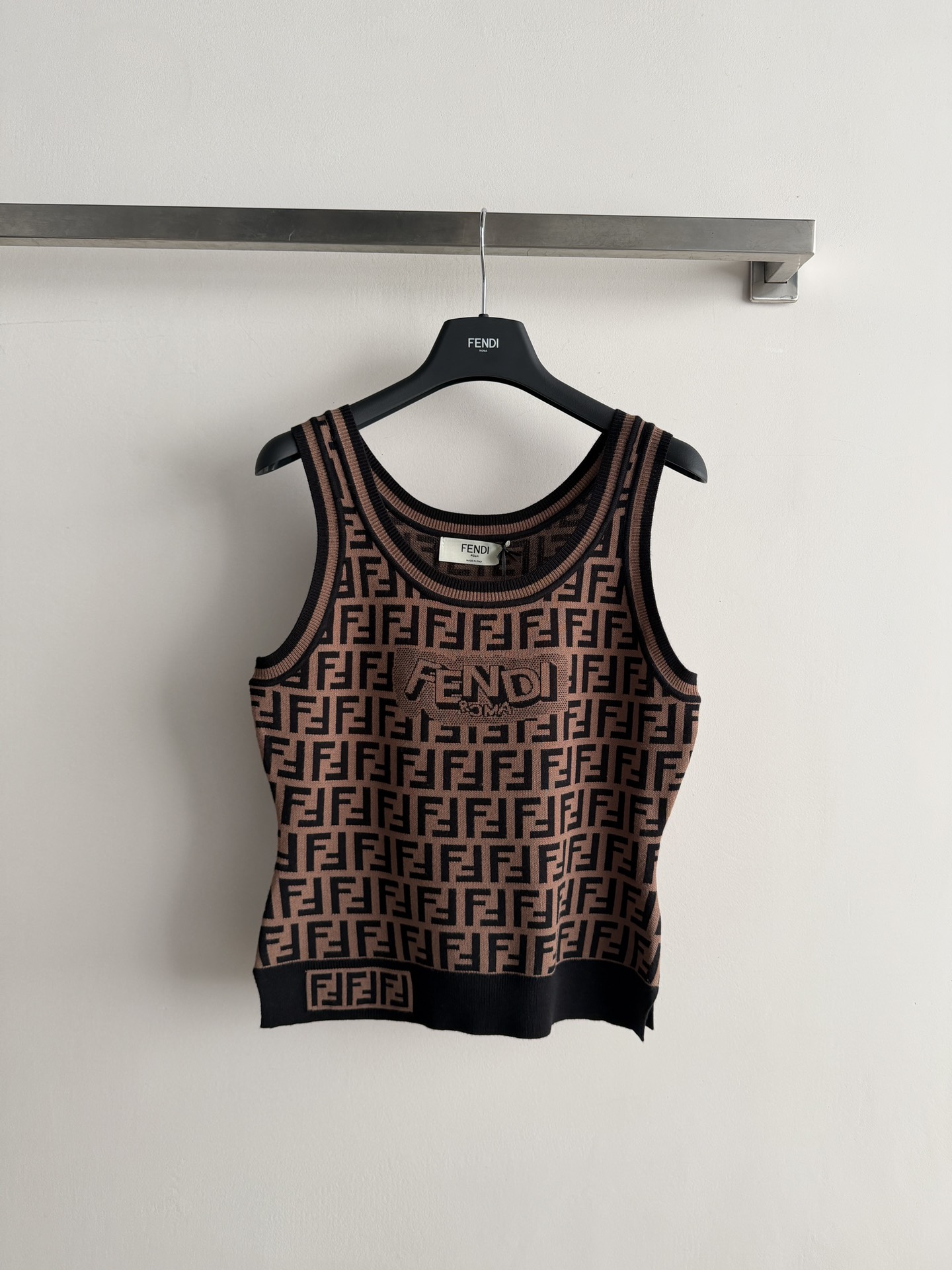 NO:802025,FEND*26SS new knitted vest is decorated with LOGO letter printing. The round neck is simple and versatile, the texture is soft and comfortable, and the fabric is full and delicate, showing a gentle temperament on the upper body. The regular version is comfortable and unrestricted on the upper body, and can be worn alone or as an inner layer!  3 colors SML-,,fendi,19860909FEND*26SS新款针织背心布满LOGO字母印花装饰 圆领简洁百搭,质感柔软舒适,织面饱满细腻上身显温柔气质 常规版型上身自在无束缚,单穿内搭都可穿！3色SML-,,fendi,,Women's clothing