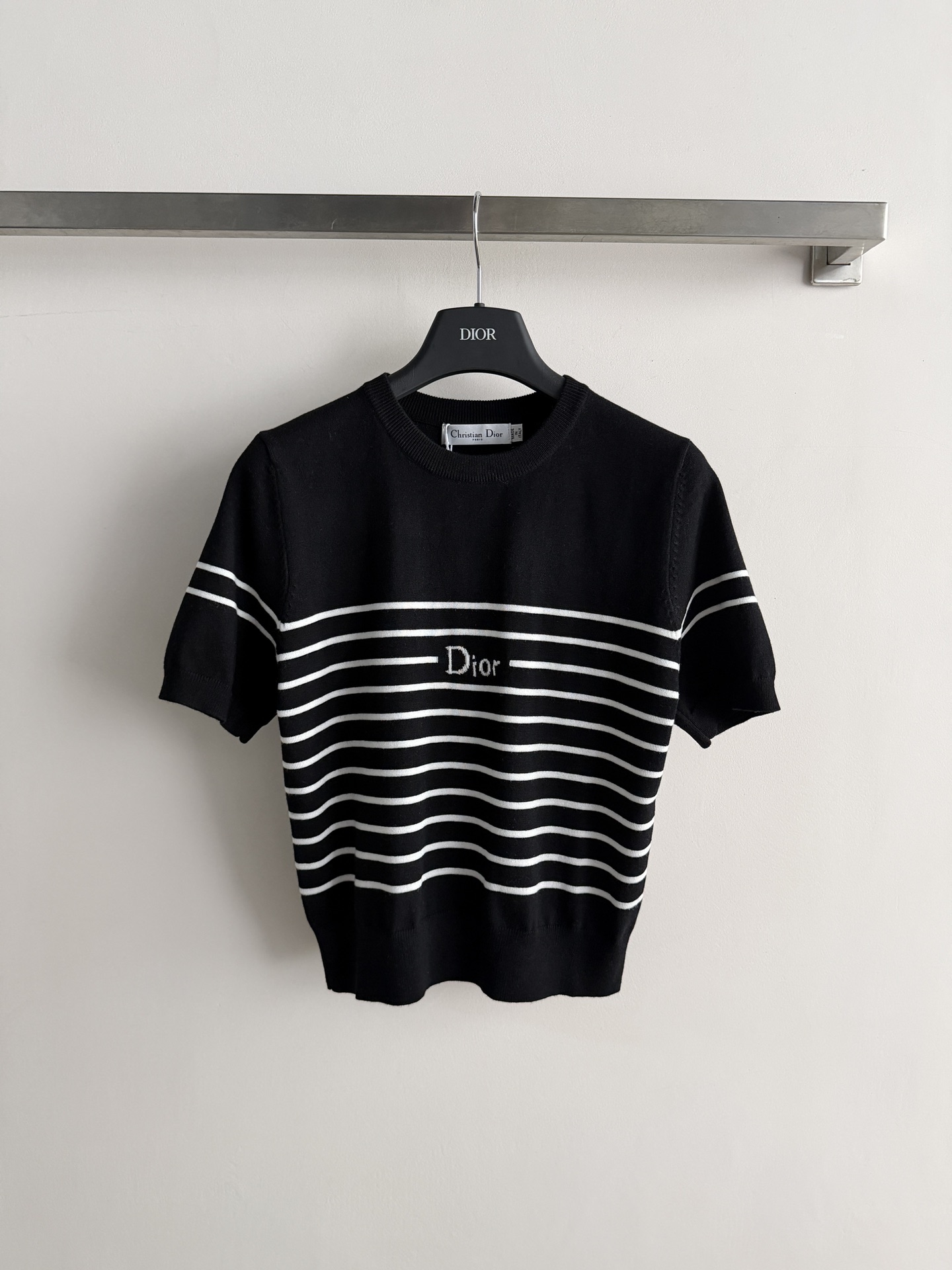 NO:802021,DIO*26SS new pullover with contrasting stripe design and classic brand letters on the chest. Simple and versatile, a sweet must-have item in three colors SML,, dior,19860909DIO*26SS新款套头衫撞色条纹设计 胸前配以经典品牌字母点缀 简约百搭,甜美必备单品三个色SML,,dior,,Women's clothing