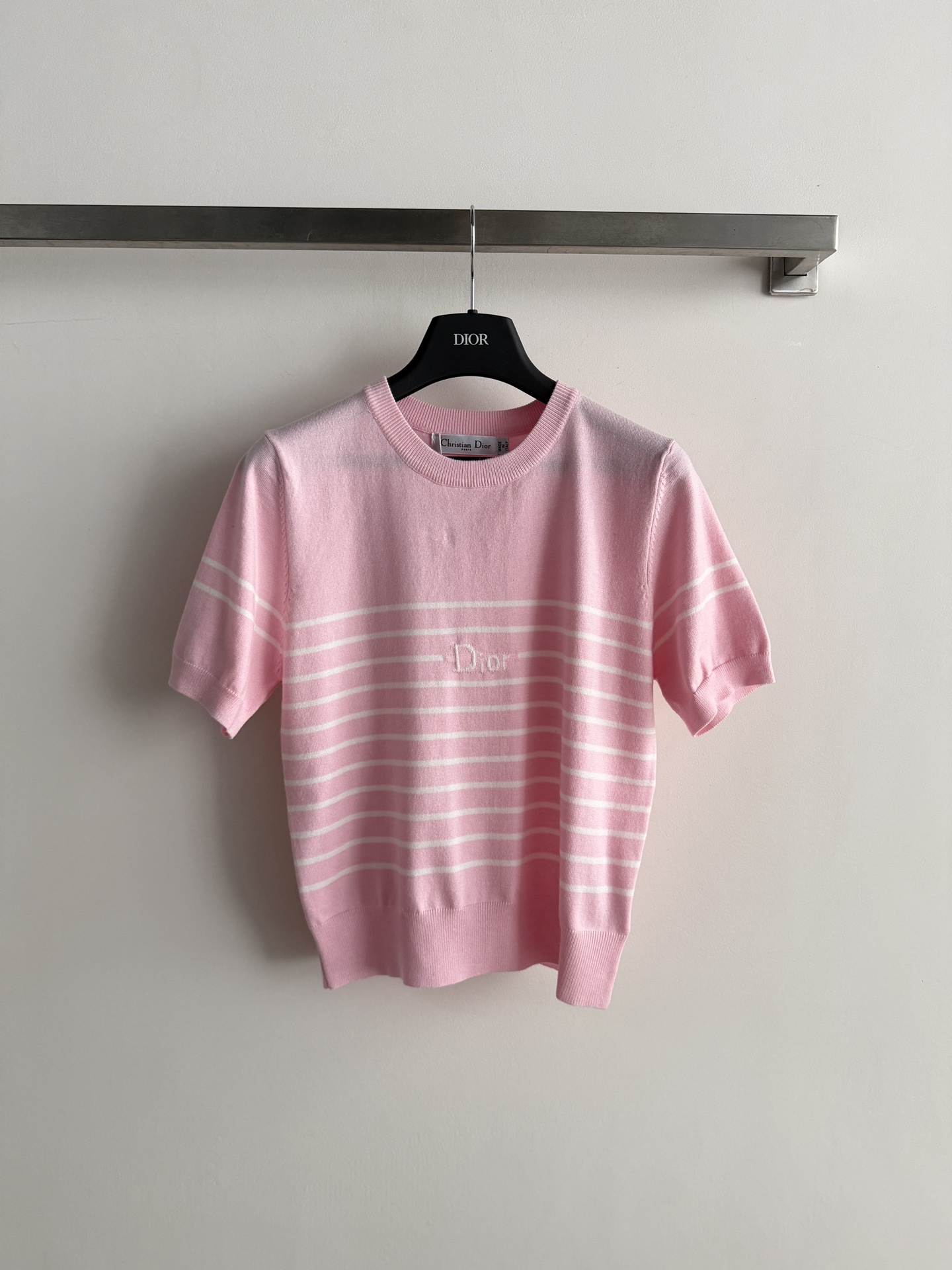 NO:802023,DIO*26SS new pullover with contrasting stripe design and classic brand letters on the chest. Simple and versatile, a sweet must-have item in three colors SML-,, dior,19860909DIO*26SS新款套头衫撞色条纹设计 胸前配以经典品牌字母点缀 简约百搭,甜美必备单品三个色SML-,,dior,,Women's clothing