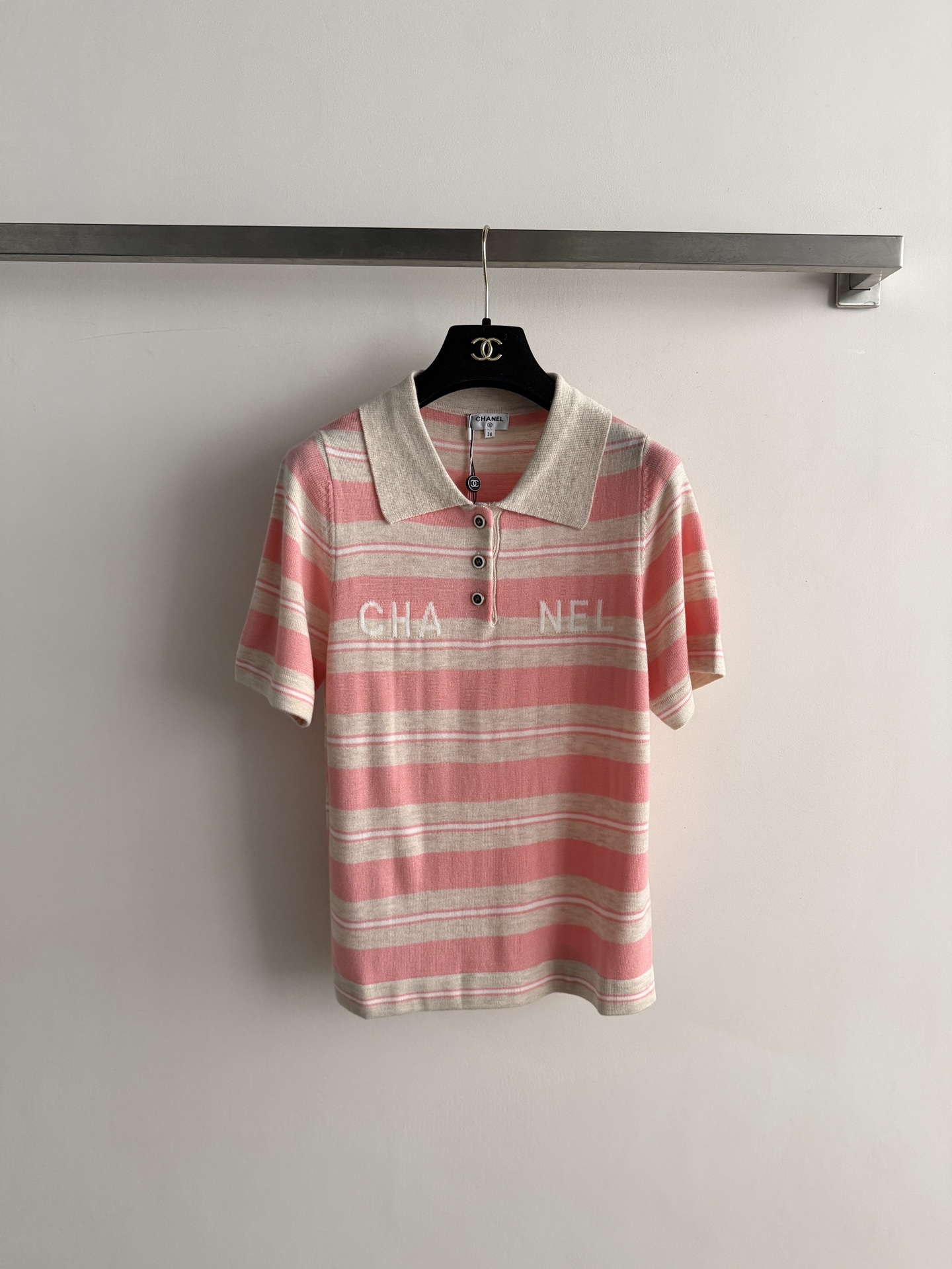 NO:802019,CHANE*26SS new contrasting color Polo collar sweater. The regular version is simple to create a temperamental image. The letters on the chest are embellished. Simple, fashionable and versatile. Suitable for daily commuting. SML-,,chanel,19860909CHANE*26SS新款撞色Polo领针织衫常规版型简单打造气质形象胸前字母点缀 简约时尚百搭 适合日常通勤穿搭SML-,,chanel,,Women's clothing