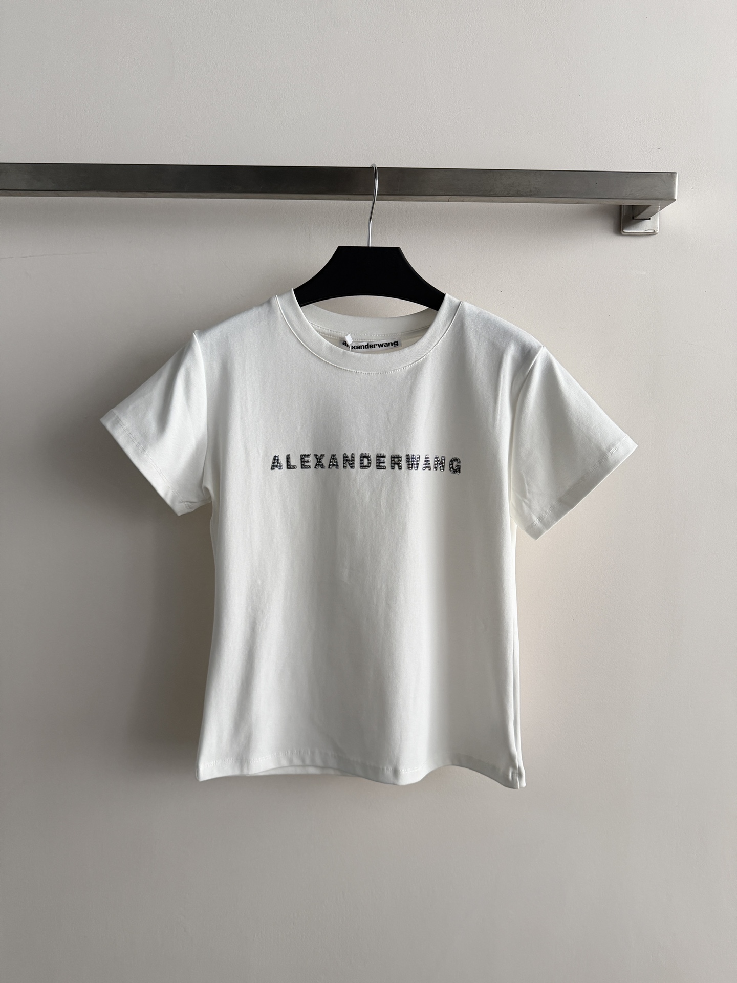 NO:802006,Alexandre* Wang26SS new T-shirt is made of pure cotton, soft and skin-friendly, super comfortable to wear in summer!  The front shoulder design modifies the shoulder line, making it look slimmer and neater. The brand letter print on the chest is simple and recognizable. The round neck is versatile and the short version is perfect for little people. Pair it with high-waisted pants or skirts to easily raise the waistline and optimize body proportions!  It can be easily used for daily commuting and going out on the street. It is fashionable and practical. It is a must-have item in the summer wardrobe. SML-, skirts, tees, t-shirts,19860909Alexande* Wang26SS新款T恤纯棉材质 柔软亲肤,夏天穿超舒服！正肩设计修饰肩部线条,显瘦又利落.胸前品牌字母印花,简约又有辨识度,圆领百搭,短款版型超适合小个子,搭配高腰裤或半身裙,轻松拉高腰线,优化身材比例！日常通勤、出街都能轻松驾驭,时尚又实用,是夏季衣橱必备单品SML-,,skirts,tees，t-shirt,,Women's clothing