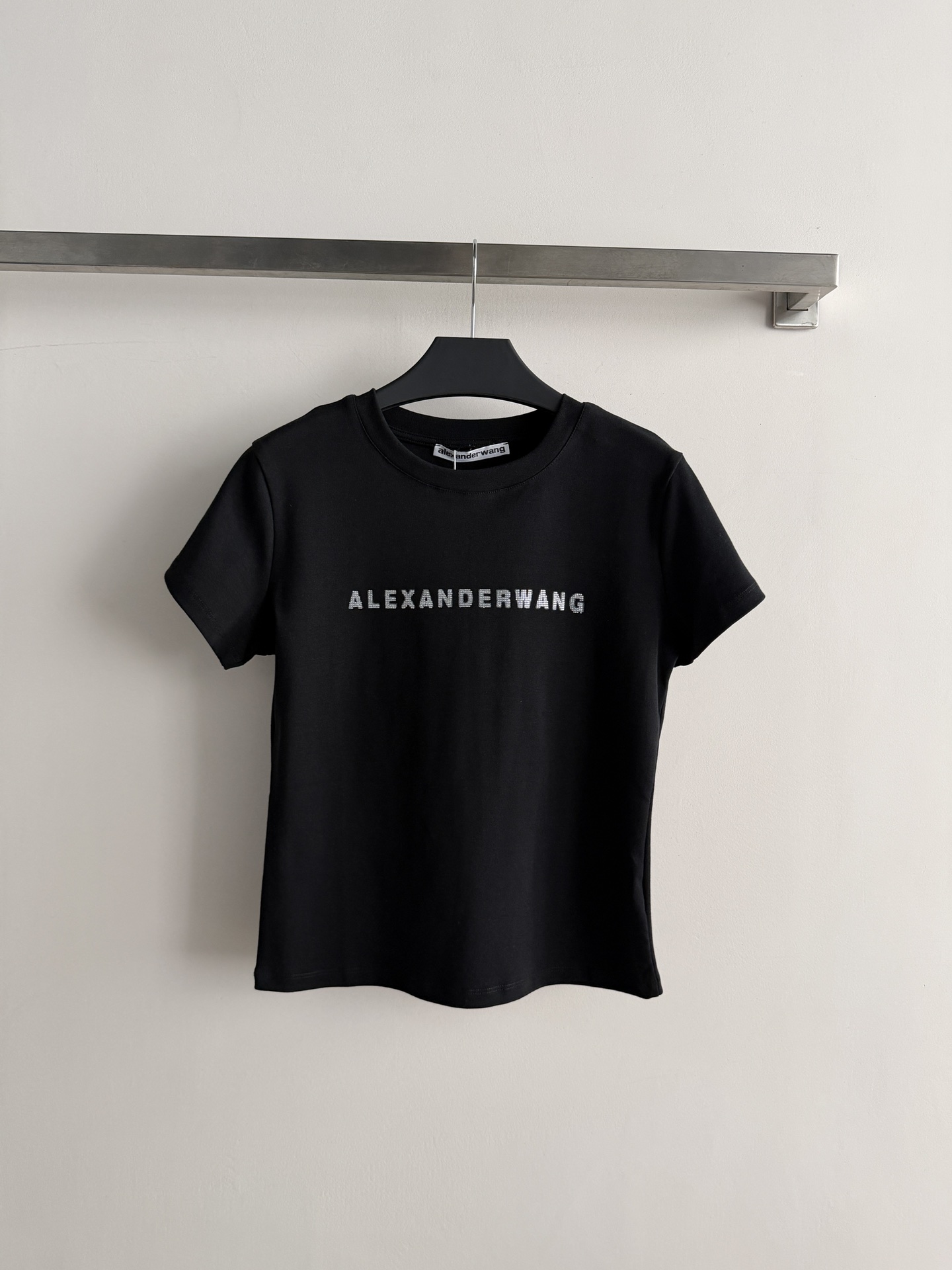 NO:855820,Alexandre* Wang26SS new T-shirt is made of pure cotton, soft and skin-friendly, super comfortable to wear in summer!  The front shoulder design modifies the shoulder line, making it look slimmer and neater. The brand letter print on the chest is simple and recognizable. The round neck is versatile and the short version is perfect for little people. Pair it with high-waisted pants or skirts to easily raise the waistline and optimize body proportions!  It can be easily used for daily commuting and going out on the street. It is fashionable and practical. It is a must-have item in the summer wardrobe. SML-, Alexander Wang-clothing, alexander wang, skirts, tees, t-shirt,19860909Alexande* Wang26SS新款T恤纯棉材质 柔软亲肤,夏天穿超舒服！正肩设计修饰肩部线条,显瘦又利落.胸前品牌字母印花,简约又有辨识度,圆领百搭,短款版型超适合小个子,搭配高腰裤或半身裙,轻松拉高腰线,优化身材比例！日常通勤、出街都能轻松驾驭,时尚又实用,是夏季衣橱必备单品SML-,亚历山大王-服装,alexander wang,skirts,tees，t-shirt,,Women's clothing