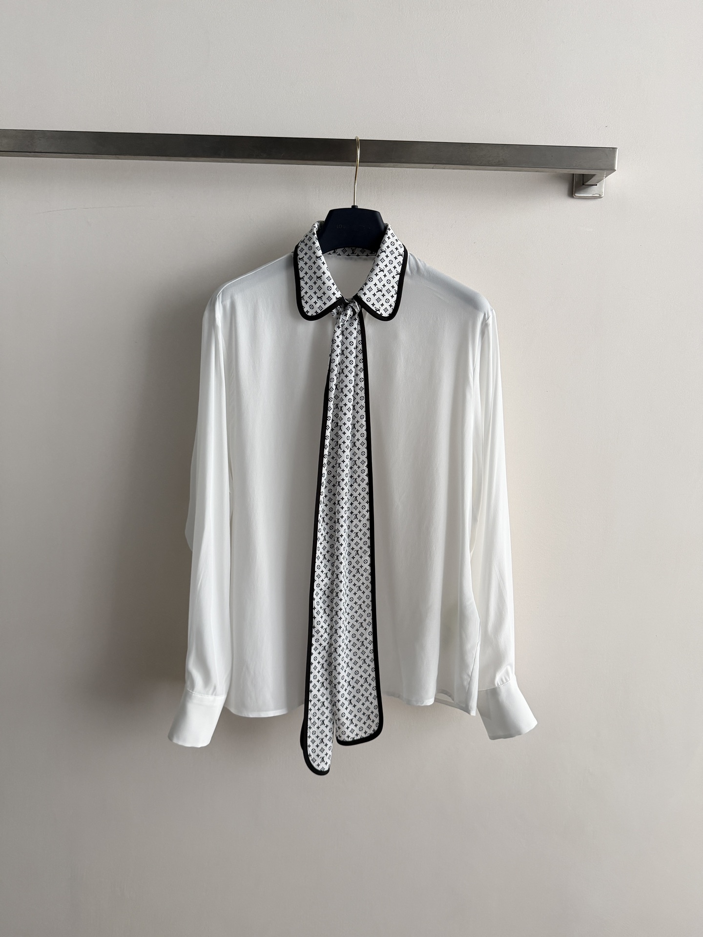 NO:802013,Louis Vuitto*26 new spring and summer presbyopia ribbon printed silk shirt is made of pure silk, with perfect drape, lightness and comfort. The lapel + detachable long ribbon design is elegant and modern. The printing details are inspired by 'White Dancing on the Clouds', which is both poetic and fashionable. It can be easily controlled for commuting and dating. It is capable and gentle and can be switched at will. SML-,, louis vuitton, shirts, real silk,19860909Louis Vuitto*26春夏新款老花飘带印花真丝衬衫真丝材质,垂坠感满分,轻盈舒适.翻领+可拆卸长飘带设计,优雅又有现代感.印花细节灵感来自“云上舞白”,诗意与时尚兼具,通勤、约会都能轻松驾驭,干练温柔随心切换SML-,,louis vuitton,shirts,real silk,,Women's clothing