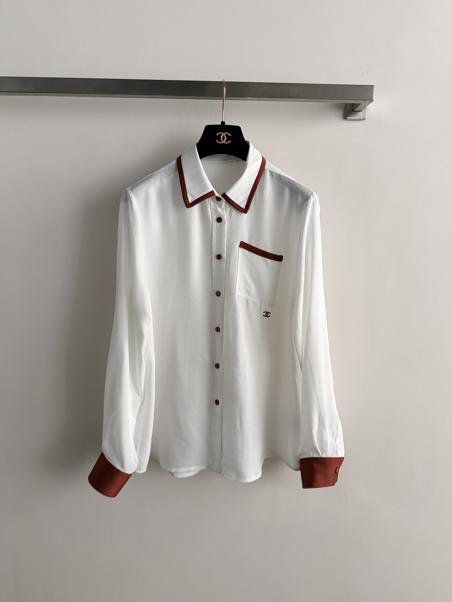 NO:802011,Chane*26SS new contrasting color shirt made of silk and light fabric is perfect for summer!  Burgundy contrast edging, simple and high-end chest pockets are practical and beautiful, and the double C logo is super recognizable. It can be easily worn in daily life or on vacation, and it goes well with jeans and skirts ~ The French lazy atmosphere is easy to achieve SML, chanel, skirts, jeans, shirts, real silk,19860909Chane*26SS新款撞色衬衫真丝轻薄面料超适合夏天！酒红撞色镶边 简约高级胸前口袋实用又美观 双C标志超有辨识度.日常或度假都能轻松驾驭,搭配牛仔裤、半裙都很出彩～法式慵懒氛围感轻松拿捏SML,,chanel,skirts,jeans,shirts,real silk,,Women's clothing