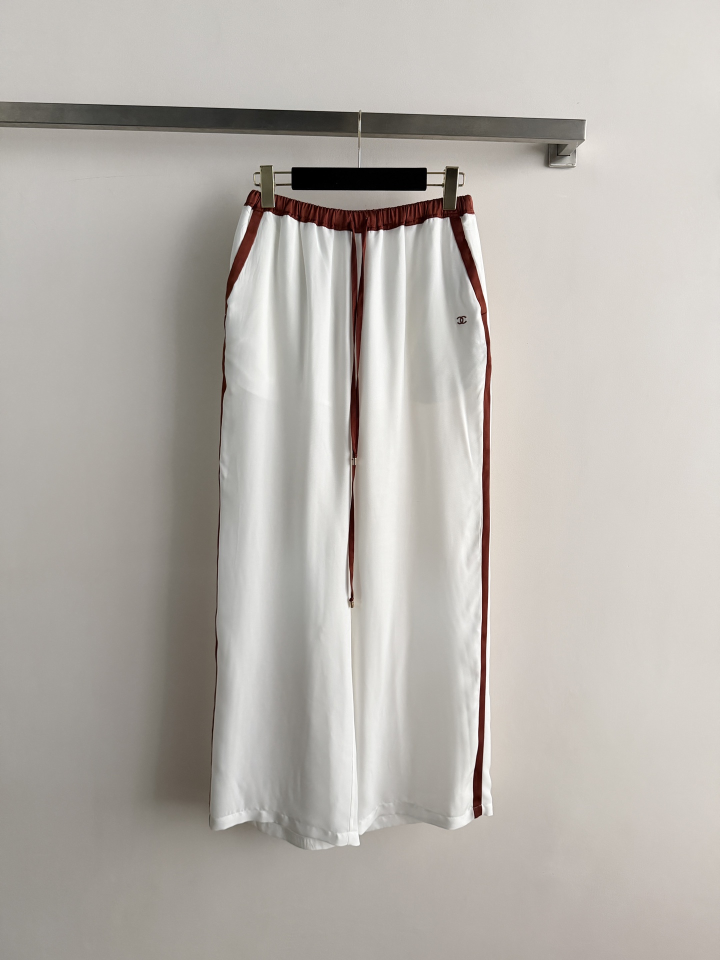 NO:802007,Chane*26SS contrasting color silk pants burgundy contrasting color is simple and advanced!  The elastic drawstring waist design is comfortable and practical, suitable for all body types. The fabric is soft and skin-friendly, with perfect drape. It is suitable for daily use or at home. The logo embroidery on the body of the pants is super exquisite, and the attention to detail is a must!  Pair it with a top or a simple sweater from the same series, and you can easily get a high-end lazy style~SML-,,chanel,sweaters,real silk,19860909Chane*26SS撞色真丝裤酒红撞色简约又高级！松紧抽绳腰设计,舒适又实用,适合各种身材～面料柔软亲肤,垂坠感满分,日常或居家都OK裤身Logo刺绣超精致,细节控必入！搭配同系列上衣或简约毛衣,轻松get高级慵懒风～SML-,,chanel,sweaters,real silk,,Women's clothing