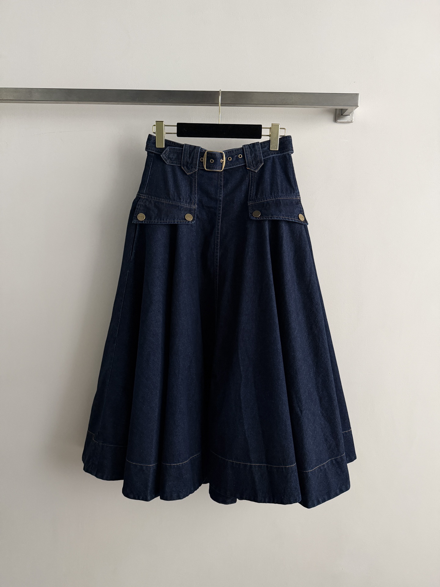 NO:802000,ZIMMERMAN*26SS new denim skirt, imported washed cotton fabric, wide hem workwear style design, super stylish!  An A-line skirt with a belt makes your legs look longer. It’s retro and practical. Pair it with a short top or shirt to easily elongate your body proportions. It’s very practical and stylish for daily outings and photo shoots. It’s easy to achieve sweet and cool style~SML,,skirts,shirts,19860909ZIMMERMAN*26SS新款牛仔半身裙,进口洗水棉质面料阔摆工装风设计超有型！A字裙摆配腰带超显腿长 复古又实用 搭配短上衣或衬衫,轻松拉长身材比例,日常出街、拍照都很出片实用又有设计感 甜酷风轻松拿捏～SML,,skirts,shirts,,Women's clothing