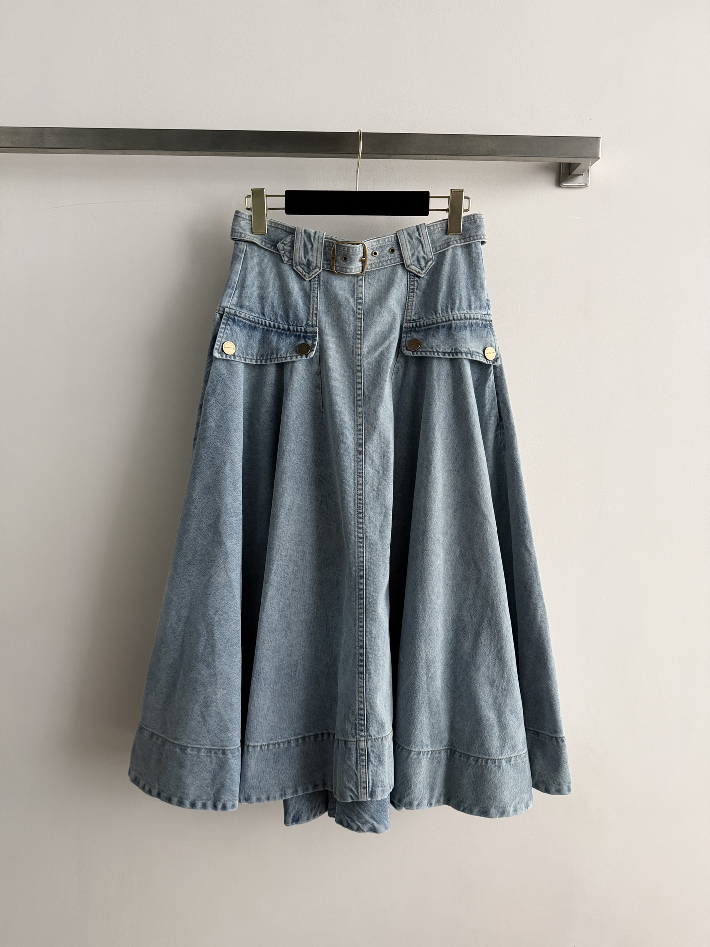 NO:801997,ZIMMERMAN*26SS new denim skirt, imported washed cotton fabric, wide hem workwear style design, super stylish!  An A-line skirt with a belt makes your legs look longer. It’s retro and practical. Pair it with a short top or shirt to easily elongate your body proportions. It’s very practical and stylish for daily outings and photo shoots. It’s easy to achieve sweet and cool style~SML-,,skirts,shirts,19860909ZIMMERMAN*26SS新款牛仔半身裙,进口洗水棉质面料阔摆工装风设计超有型！A字裙摆配腰带超显腿长 复古又实用 搭配短上衣或衬衫,轻松拉长身材比例,日常出街、拍照都很出片实用又有设计感 甜酷风轻松拿捏～SML-,,skirts,shirts,,Women's clothing