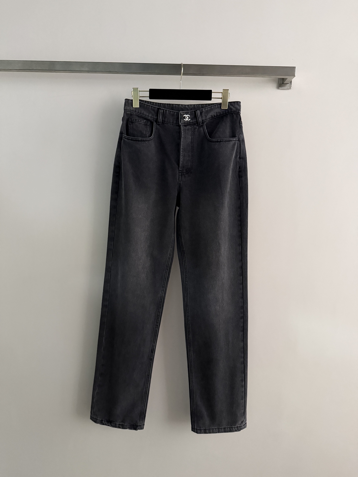 NO:801994,Chane*26SS new straight-leg jeans are versatile and basic. The double C embellishment on the back highlights the brand recognition. The multi-button decorative design is low-key and luxurious. It can be easily matched with monochrome SML-,,chanel,jeans, whether for commuting or leisure.19860909Chane*26SS新款直筒牛仔裤百搭基础版型不挑人 背后双C点缀,彰显品牌辨识度,多扣装饰设计低调奢华 无论通勤还是休闲都能轻松搭配单色SML-,,chanel,jeans,,Women's clothing