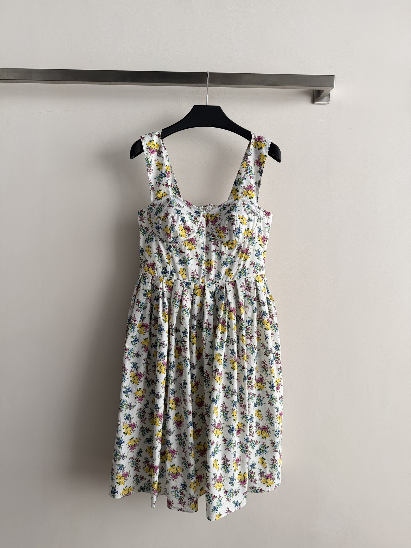 NO:802771,Dolc&Gabban*26SS new floral dress cotton is super comfortable to wear in spring and summer!  The white background fabric has small colorful flowers, which are romantic and fresh. The square collar design is full of Italian style and reveals the collarbone. It is generous and slimming. The skirt is naturally spread and pleated. The style is fresh and sweet. It is very suitable for spring and summer wear, vacation, daily life, and dating. It can be easily managed, and it can directly create a sense of atmosphere for taking photos!  SML,,skirts,19860909Dolc&Gabban*26SS新款碎花连衣裙棉质春夏穿超舒服！白色底布彩色小花,浪漫又清新,意式风情满满吊带方领设计露锁骨大方显瘦 裙摆自然散开且带褶皱 风格清新甜美 超适合春夏季节穿搭度假、日常、约会都能轻松驾驭,拍照氛围感直接拉满！SML,,skirts,,Women's clothing