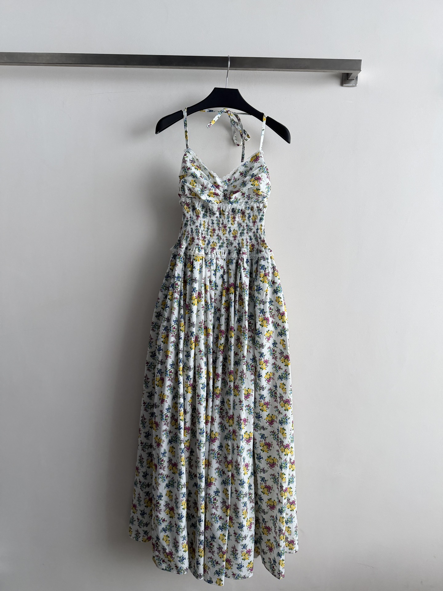 NO:802747,Dolc&Gabban*26SS new floral halterneck dress cotton is super comfortable to wear in spring and summer!  The white background fabric has small colorful flowers, which are romantic and fresh. The V-neck pleated design is full of Italian style and is generous and sexy. It can be easily used for vacation, daily life, and dating, and you can easily get the summer atmosphere!  SML-,,skirts,19860909Dolc&Gabban*26SS新款碎花挂脖连衣裙棉质春夏穿超舒服！白色底布彩色小花,浪漫又清新,意式风情满满V领褶皱设计大方性感度假、日常、约会都能轻松驾驭,轻松get夏日氛围感！SML-,,skirts,,Women's clothing