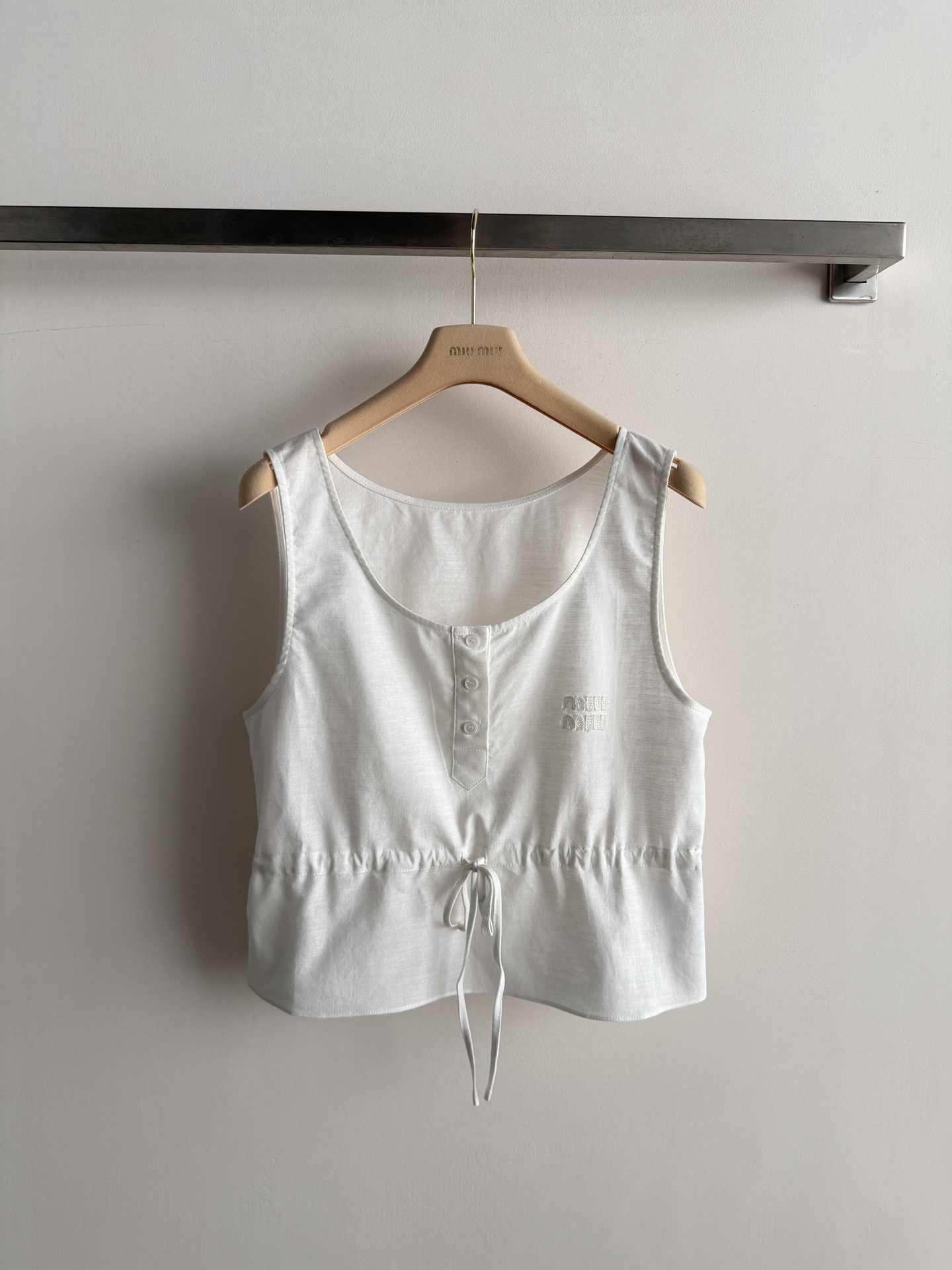 NO:803374,MiuMi*26SS new drawstring vest is made of light and breathable cotton and linen blend. It is super comfortable to wear in spring and summer. The U-shaped collar design makes you look slimmer. The drawstring at the waist is adjustable, modifying the waistline and giving a sense of layering. The letter embroidery on the chest is low-key and delicate, highlighting the recognition. It goes well with skirts or trousers. It can be easily used for daily outings, dates, and leisure. It is sweet and a little sexy, with a girlish feel and personality. It is a must-have and versatile item for the spring and summer wardrobe. SML,,miumiu,skirts,19860909MiuMi*26SS新款抽绳背心采用轻薄透气棉麻混纺,春夏穿超舒服U型领设计显瘦 腰部抽绳可调节,修饰腰线又有层次感.胸口字母刺绣低调精致,彰显辨识度搭配半裙或裤装都很OK,日常出街、约会、休闲都能轻松驾驭,甜美又带点小性感,少女感和个性兼具,是春夏衣橱必备百搭单品SML,,miumiu,skirts,,Women's clothing