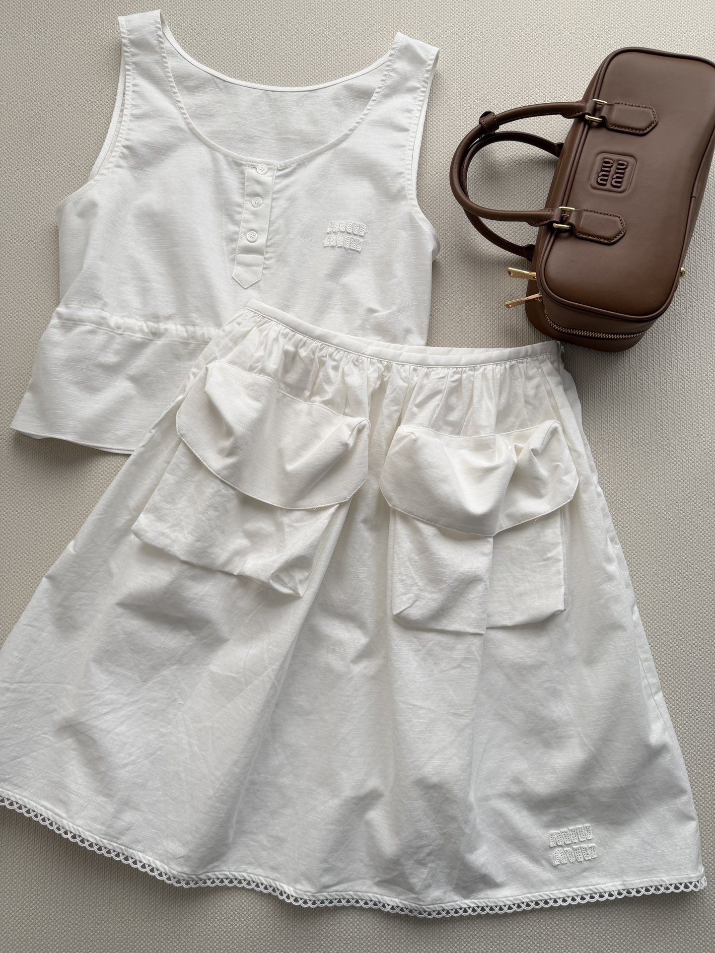 NO:803370,MiuMi*26SS new workwear skirt is made of light and breathable cotton and linen blend. It is super comfortable to wear in spring and summer. It is designed with large pockets. It is practical and casual. The lace wavy edges of the skirt are super delicate. The loose version is very tolerant. It is very nice to wear with a T-shirt or a series of tops. It can be easily used for daily outings and vacations. It is comfortable and fashionable!  It is a must-have and versatile item for the spring and summer wardrobe SML-,,miumiu,skirts,tees,t-shirt,19860909MiuMi*26SS新款工装半裙采用轻薄透气棉麻混纺,春夏穿超舒服大口袋设计,实用又休闲,裙摆蕾丝波浪边拼接超有精致感.宽松版型,包容性强,随便搭T恤或系列上衣都很nice日常出街、度假都能轻松驾驭,舒适又时髦！是春夏衣橱必备百搭单品SML-,,miumiu,skirts,tees，t-shirt,,Women's clothing