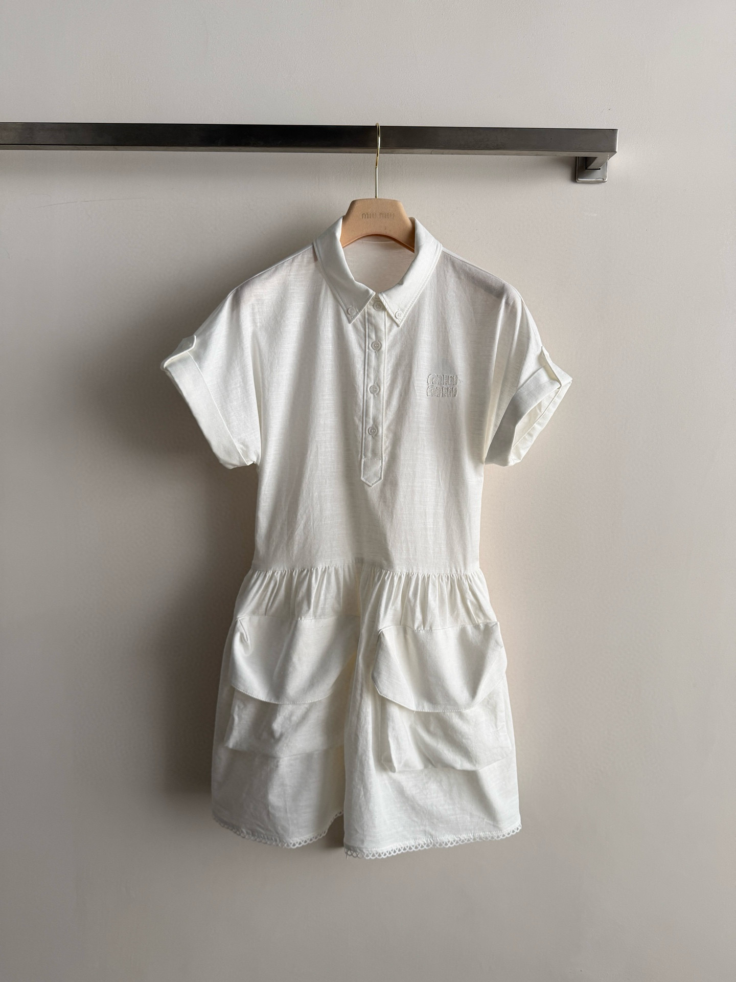 NO:803366,Miu Mi*26SS new work style dress Polo collar short-sleeved design, refreshing and simple, cotton and linen blended fabric is super comfortable to wear in summer!  The hand pleats at the waist are paired with large work pockets, which is playful and practical. Made of linen and cotton blend, it is breathable and not stuffy. The lace-up details on the back are a plus, giving it a girly and college style. It can be easily worn for daily outings, dates, and vacations. Paired with loafers or ballet shoes, it is elegant and age-reducing. Small girls can easily wear it with good proportions. SML-,,miumiu,loafers,skirts,T-shirt,19860909Miu Mi*26SS新款工装风连衣裙Polo领短袖设计,清爽简约,棉麻混纺面料夏天穿超舒服！腰部手褶皱搭配工装大口袋 俏皮又实用.亚麻棉混纺材质,透气不闷热,后背系带细节超加分,少女感和学院风兼具.日常出街、约会、度假都能轻松驾驭,搭配乐福鞋或芭蕾鞋,优雅又减龄,小个子女生也能轻松穿出好比例SML-,,miumiu,loafers,skirts,T-shirt,,Women's clothing