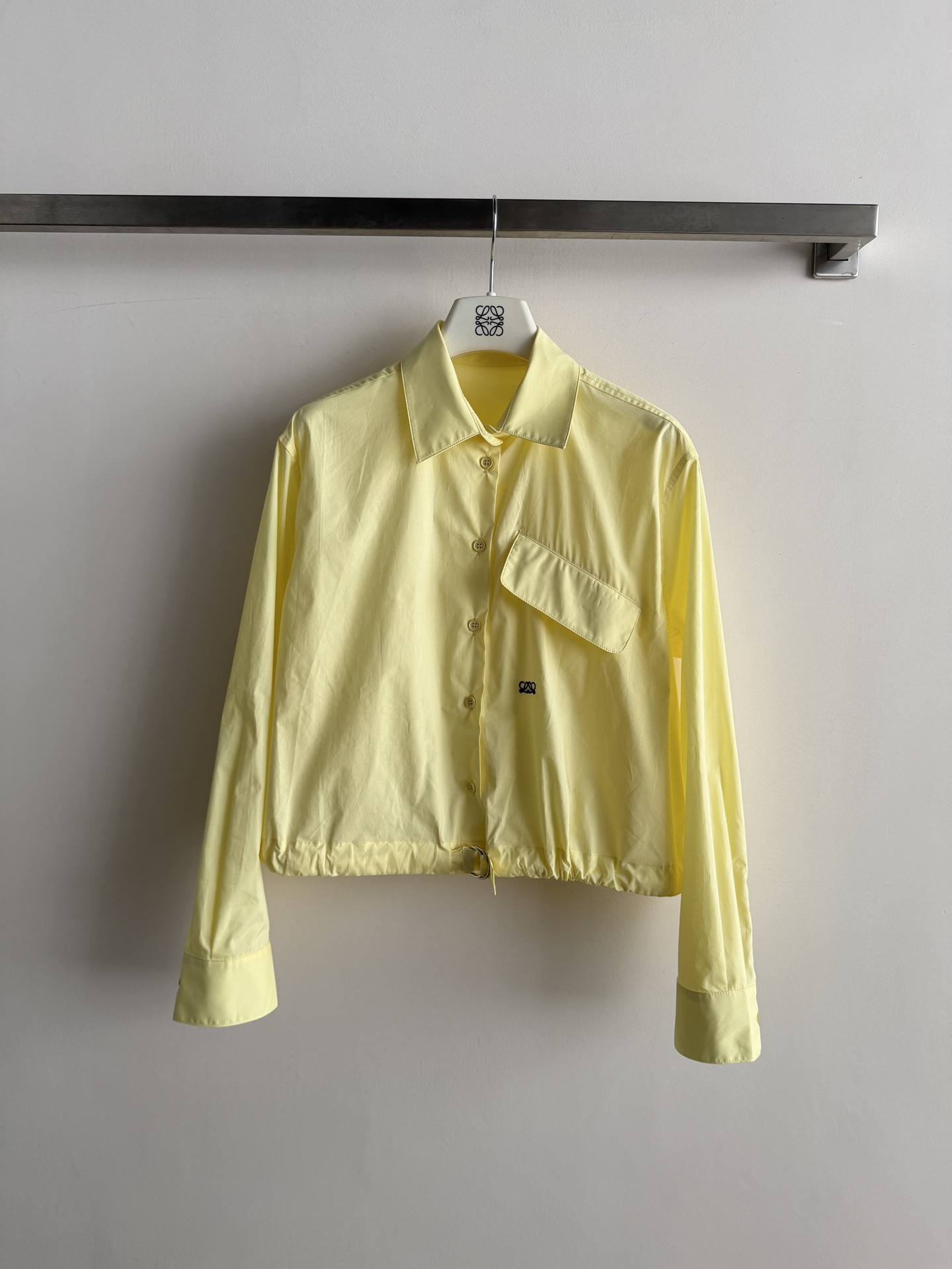 NO:803377,LOEW*26SS new drawstring shirt is made of lightweight poplin fabric, the lemon yellow color is super eye-catching, and it directly brings out the spring atmosphere!  The drawstring design on the hem can adjust the size. You can switch between short or regular style at will. The chest pocket + Double L embroidery is super recognizable. The loose fit covers the flesh and makes you slim. It can be worn for commuting and casual wear. It looks great with jeans or wide-leg pants. You can easily get a high-end sense of relaxation~SML-,,loewe,jeans,shirts,19860909LOEW*26SS新款抽绳衬衫采用轻盈府绸面料,柠檬黄超亮眼,直接拉满春日氛围感！下摆抽绳设计可调节大小 短款or常规随心切换,实用又时髦胸前口袋+Double L刺绣超有辨识度.宽松版型遮肉显瘦 通勤休闲都能穿,搭牛仔裤或阔腿裤都很出彩,轻松get高级松弛感～SML-,,loewe,jeans,shirts,,Women's clothing