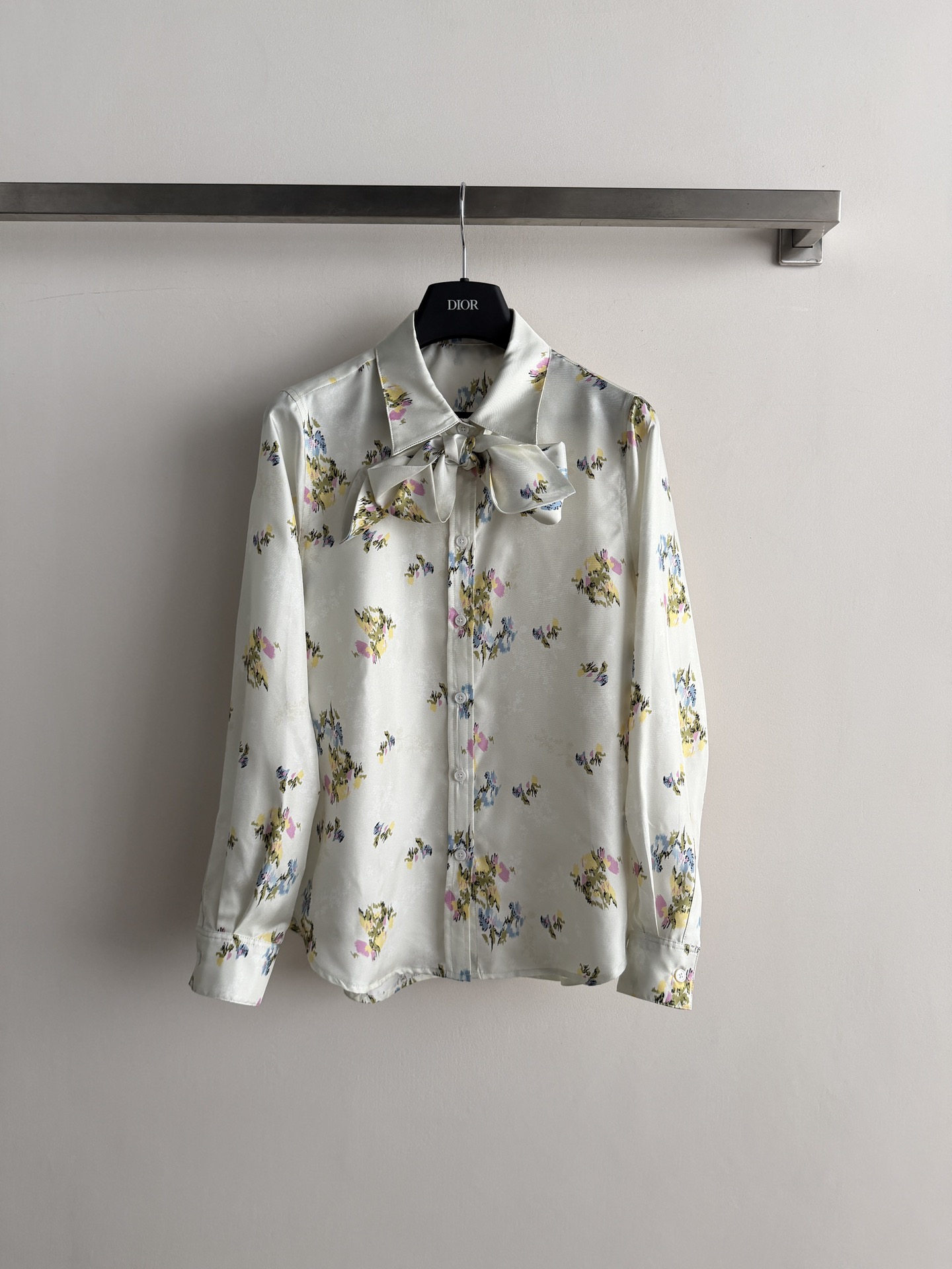 NO:803338,Dio*26SS new floral bow shirt is made of high-definition silk, with light and smooth texture and super comfortable touch. French retro floral + bow collar, elegant and romantic, super fresh for spring and summer!  The loose fit is great when worn alone or paired with a skirt. It can easily create a stylish outfit with both quality and design ~ SML-,, dior, skirts, shirts, real silk,19860909Dio*26SS新款碎花蝴蝶结衬衫采用高定真丝,质地轻盈柔滑,触感超舒适.法式复古碎花+蝴蝶结领,优雅又浪漫,春夏穿超清新！宽松版型,单穿或搭配半裙都很出彩,轻松打造气质穿搭品质与设计感兼具～SML-,,dior,skirts,shirts,real silk,,Women's clothing