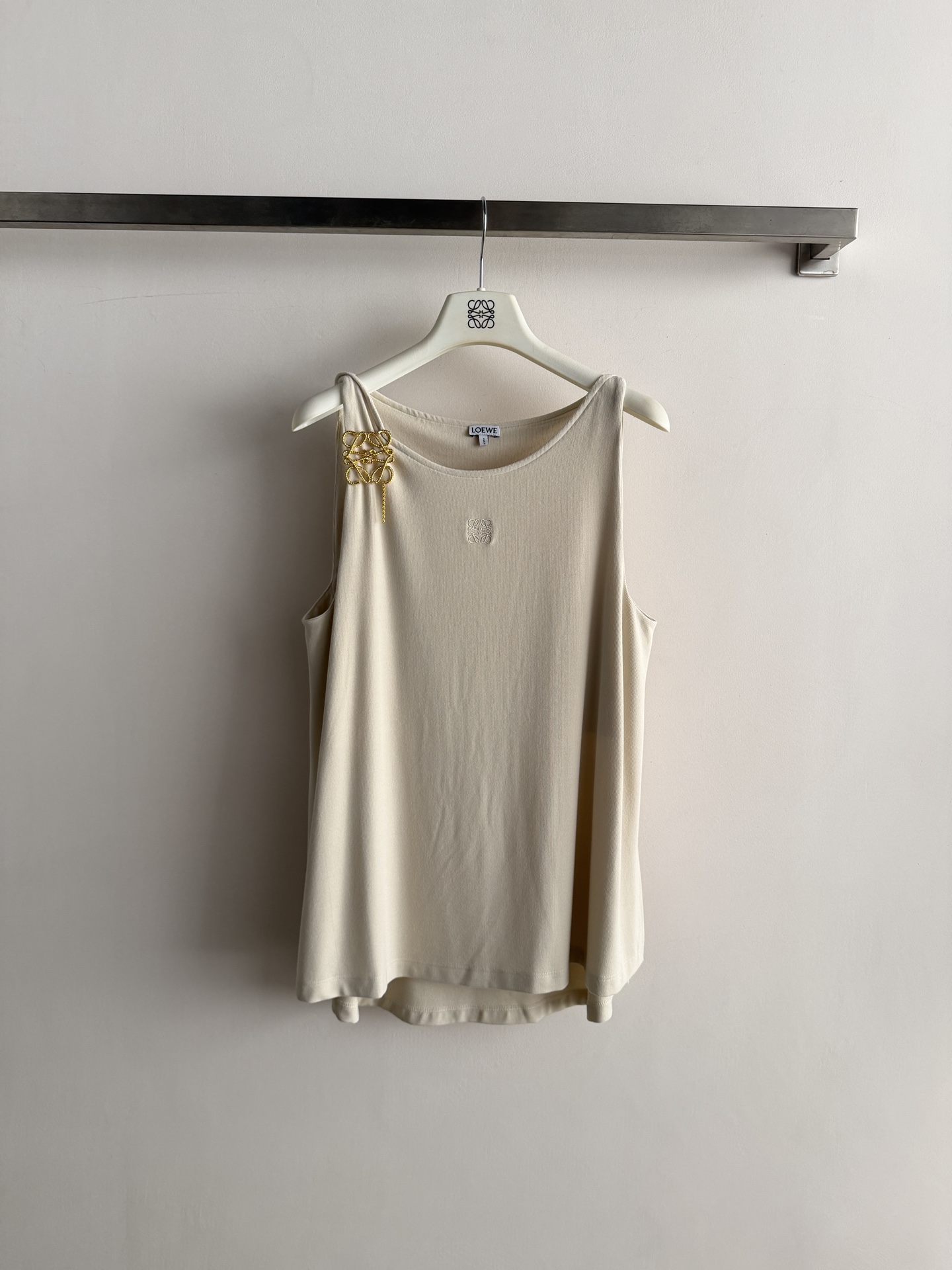 NO:803375,LOEW*26 new spring and summer vest is made of light and soft fabrics. It is super comfortable to wear. The cut is just the right amount of looseness and is friendly to all body types. The small side slit design secretly hides the length of the legs. The brand embroidery on the chest and the brand pin decoration on the shoulders are very designed. It is full of layers and looks great with jeans or skirts. It can be easily controlled for commuting, daily life and taking photos. The relaxed atmosphere is captured~SML-,,loewe,skirts,jeans,19860909LOEW*26春夏新款背心采用轻薄柔软面料,穿着超舒适剪裁是恰到好处的宽松感,对各种身材都很友好 侧边开叉的小设计,悄悄藏着显腿长的小心机胸前品牌刺绣肩部品牌别针装饰超有设计感,层次感拉满随手搭牛仔裤或裙装都很出彩,通勤、日常、拍照都能轻松驾驭,松弛氛围感拿捏住啦～SML-,,loewe,skirts,jeans,,Women's clothing