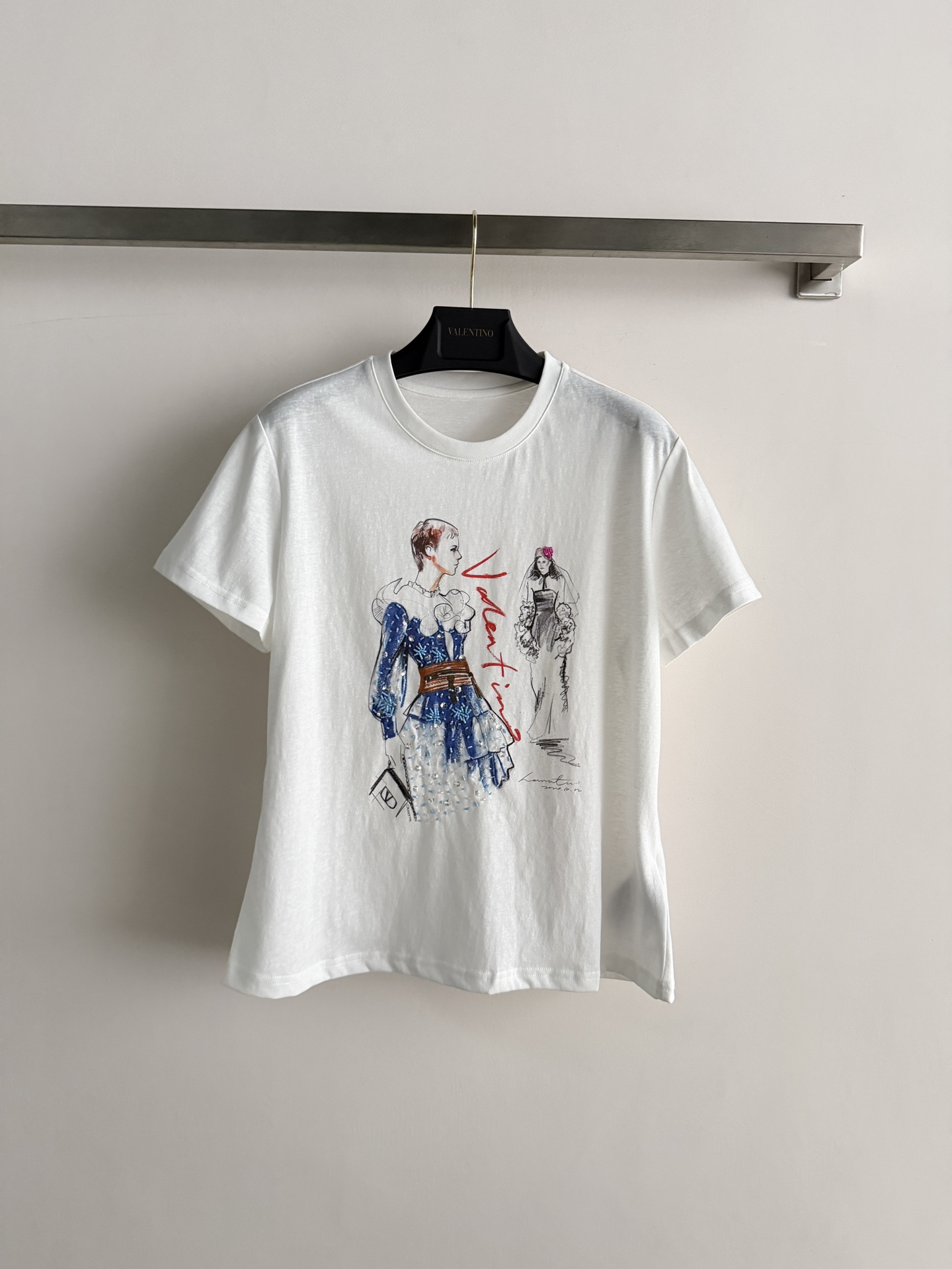 NO:803369,VALENTIN*26SS hand-painted style short-sleeved T-shirt is made of pure cotton material, breathable and comfortable, and super friendly for daily wear. The front is hand-painted with a portrait pattern and sequin decoration. It is full of artistic sense and has a regular fit, which can accommodate a variety of body types. It is OK to match with jeans or casual pants, and it can easily create a casual style. The hand-painted elements make the T-shirt full of personality, which is perfect for you who like unique designs. SML, valentino, jeans, T-shirt, tees, t-shirt,19860909VALENTIN*26SS手绘风短袖T恤采用纯棉材质,透气舒适,日常穿着超友好.正面手绘风人像图案加亮片装饰 艺术感满满常规版型,包容多种身材,搭配牛仔裤或休闲裤都很OK,轻松打造随性风格.手绘元素让T恤个性十足,超适合喜欢独特设计的你SML,,valentino,jeans,T-shirt,tees，t-shirt,,Women's clothing