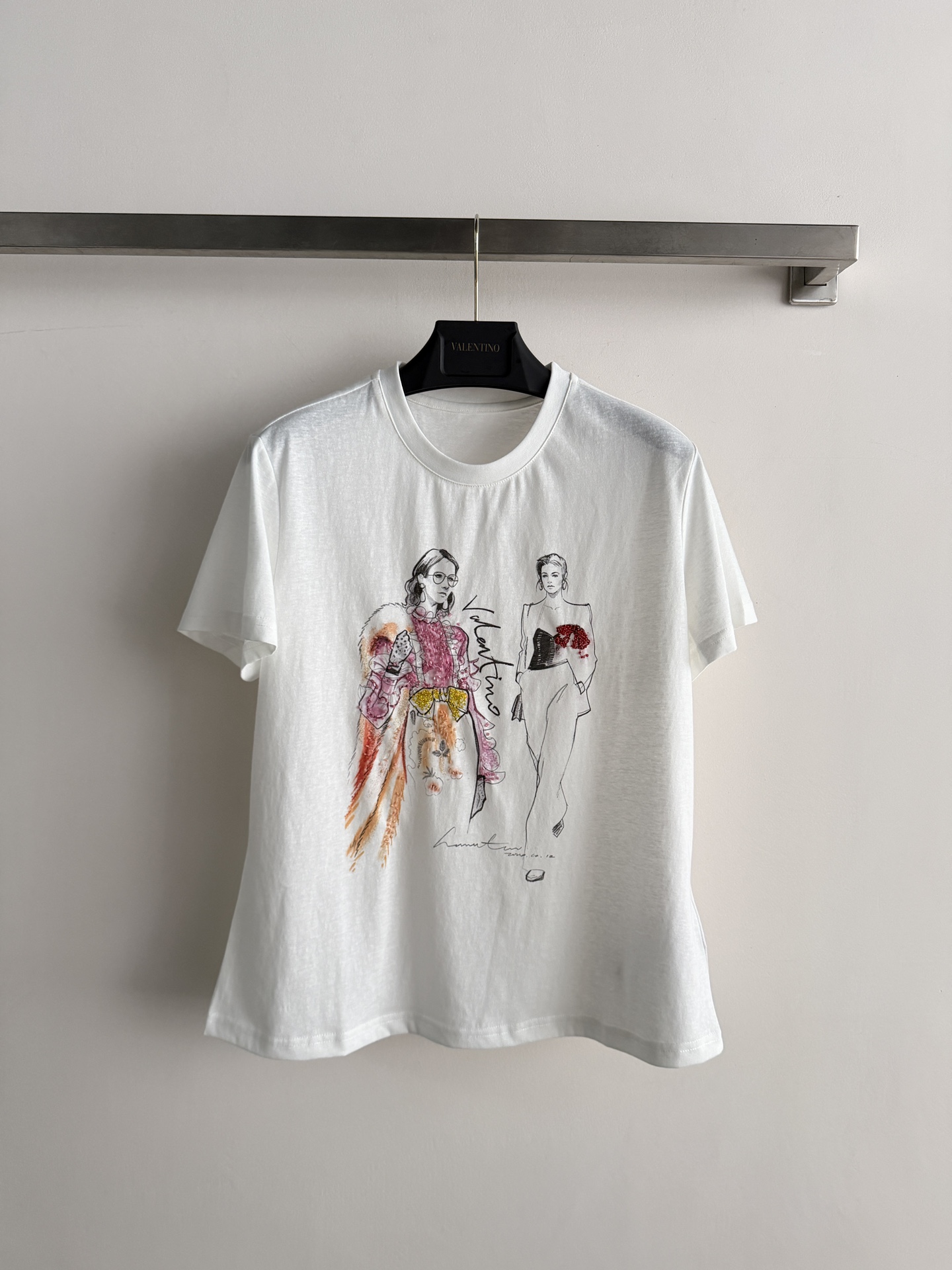 NO:803367,VALENTIN*26SS hand-painted style short-sleeved T-shirt is made of pure cotton material, breathable and comfortable, and super friendly for daily wear. The front is hand-painted with a portrait pattern and sequin decoration. It is full of artistic sense and has a regular fit, which can accommodate a variety of body types. It is OK to match with jeans or casual pants, and it can easily create a casual style. The hand-painted elements make the T-shirt full of personality, which is perfect for you who like unique designs. SML-,,valentino,jeans,T-shirt,tees,t-shirt,19860909VALENTIN*26SS手绘风短袖T恤采用纯棉材质,透气舒适,日常穿着超友好.正面手绘风人像图案加亮片装饰 艺术感满满常规版型,包容多种身材,搭配牛仔裤或休闲裤都很OK,轻松打造随性风格.手绘元素让T恤个性十足,超适合喜欢独特设计的你SML-,,valentino,jeans,T-shirt,tees，t-shirt,,Women's clothing