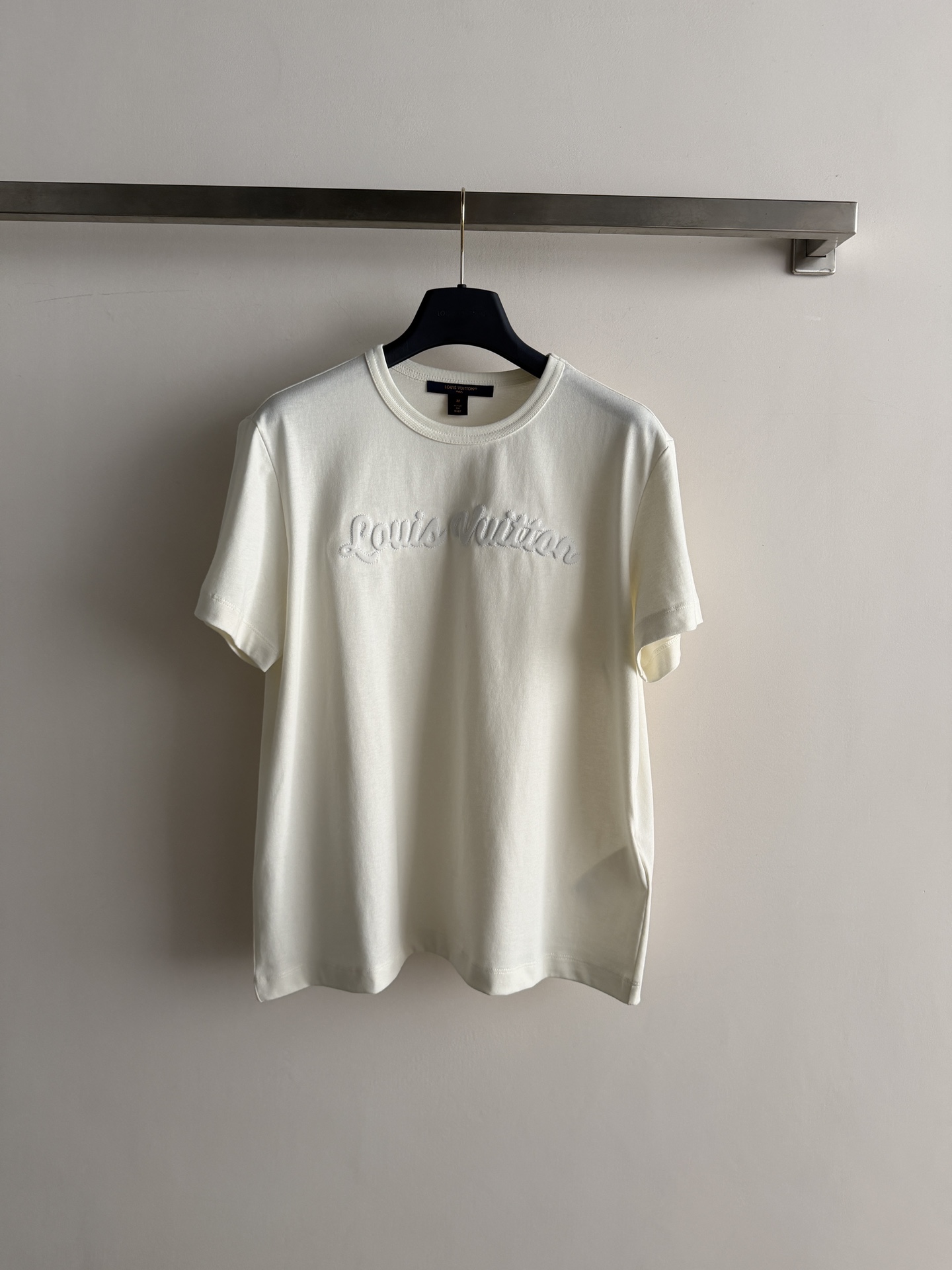 NO:803363,LouisVuitto*26SS new T-shirt is made of high-quality cotton, soft and breathable, super comfortable to wear in summer!  The classic embossed logo on the front is low-key and recognizable. The loose round neck design accommodates a variety of body shapes and is OK to wear alone or layered with. Suitable for sisters who pursue quality and fashion!  Pair it with jeans or casual pants, and you can easily get a simple and high-end look with SML, Louis Vuitton, jeans, tees, t-shirt,19860909LouisVuitto*26SS新款T恤采用高品质棉料,柔软透气,夏天穿超舒服！正面经典浮雕Logo,低调又有辨识度.宽松圆领设计,包容多种身材,单穿或内搭都很OK.适合追求品质和时尚的姐妹们！搭配牛仔裤或休闲裤,轻松get简约高级感穿搭SML,,louis vuitton,jeans,tees，t-shirt,,Women's clothing
