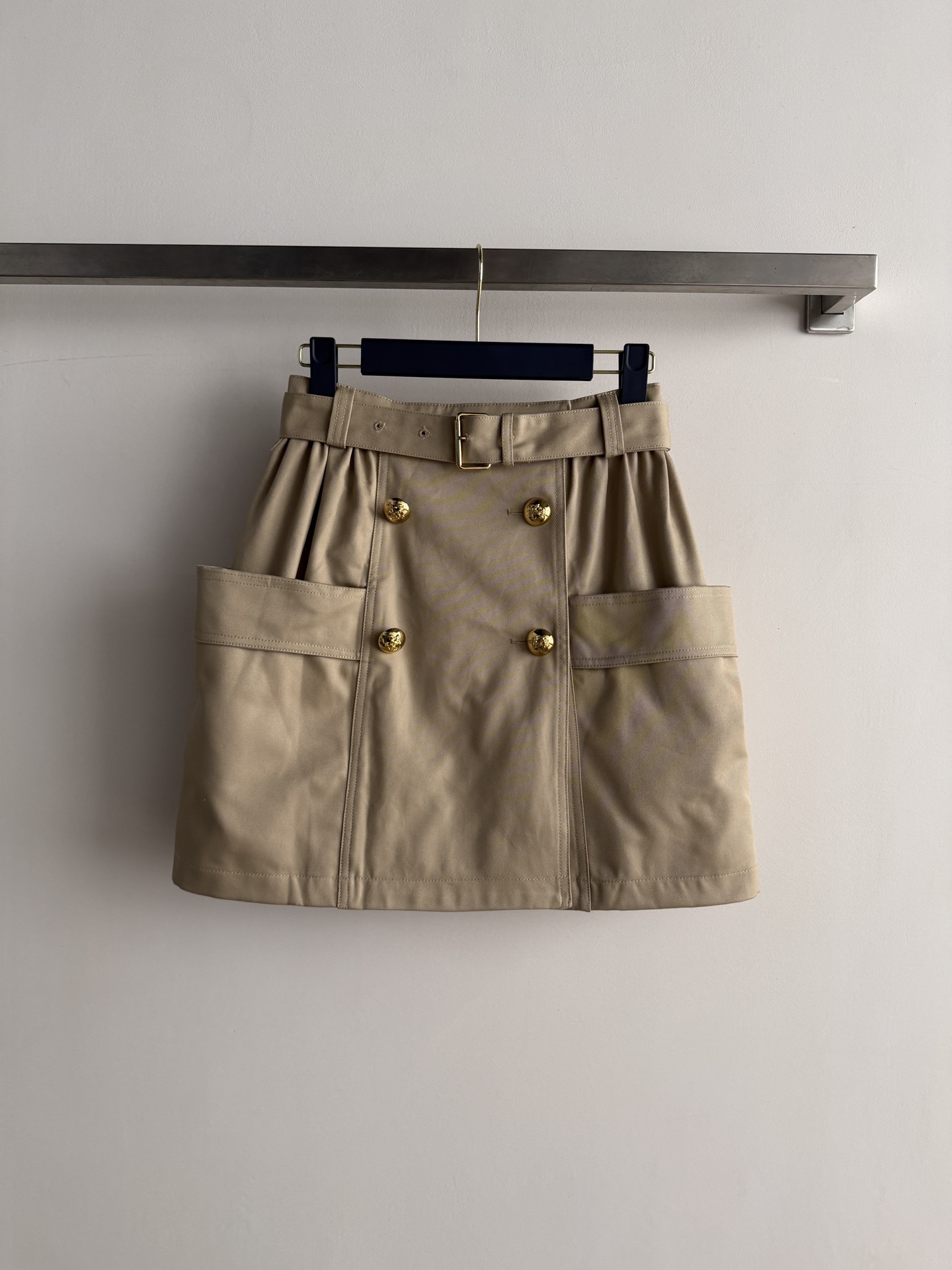 NO:803362,LouisVuitto*26SS new workwear-style skirt is made of high-quality cotton fabric, khaki color is simple and detailed. The metal button + belt design is practical and fashionable, and the large pockets on both sides have a workwear atmosphere. The skirt is moderate in length and can be easily controlled in daily or light formal occasions. It goes well with shirts and knits, and can easily create a smart and elegant style SML-,, louis vuitton, skirts, shirts,19860909LouisVuitto*26SS新款工装风半裙采用高品质棉质面料,卡其色简约又有细节感.金属纽扣+腰带设计,实用又时髦,两侧大口袋超有工装氛围感.裙长适中,日常或轻正式场合都能轻松驾驭,搭配衬衫、针织都很出彩,轻松打造干练优雅风格SML-,,louis vuitton,skirts,shirts,,Women's clothing