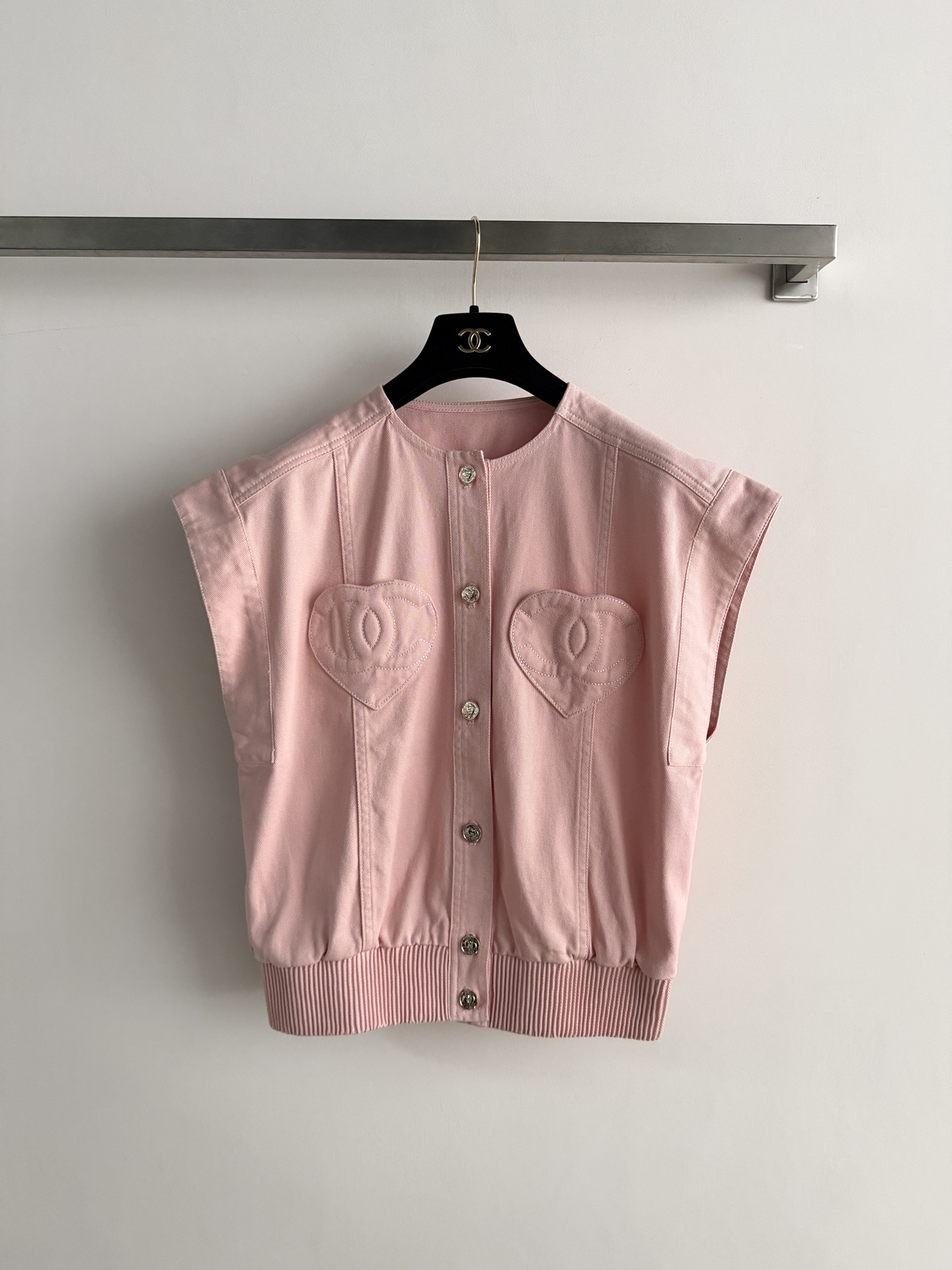 NO:803359,CHANE*26SS new buttoned vest is made of light cotton fabric, soft and comfortable, perfect for spring and summer!  Customized metal buttons + heart-shaped double C patch pockets highlight the brand's cute, sweet, cool and advanced sleeveless tailoring. It is elegant when paired with high-waisted pants or series of skirts, and can easily create a French style. It can be easily used for commuting and leisure. SML-, chanel, skirts,19860909CHANE*26SS新款排扣马甲轻薄棉质面料,柔软舒适,春夏穿超合适！定制金属纽扣+心形双C贴袋 彰显品牌调性可爱甜酷又高级无袖剪裁,搭配高腰裤或系列裙子都很优雅,轻松打造法式风格.通勤休闲都能轻松SML-,,chanel,skirts,,Women's clothing
