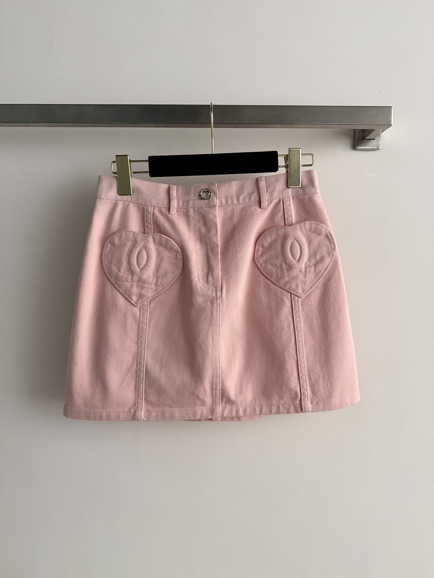 NO:803356,CHANE*26SS new skirt is made of denim cotton material, wear-resistant and comfortable, heart-shaped double pockets with logo patch embroidery, fashionable and high-end!  Sweet and cool girly style item, customized metal buttons highlight the brand tone, light luxury and ladylike feel, versatile and beautiful SML-,,chanel,skirts,19860909CHANE*26SS新款半裙采用牛仔棉材质 耐磨又舒适心形双口袋logo贴绣 时髦又高级！甜酷少女风单品,定制金属纽扣彰显品牌调性,轻奢名媛感,百搭好看SML-,,chanel,skirts,,Women's clothing